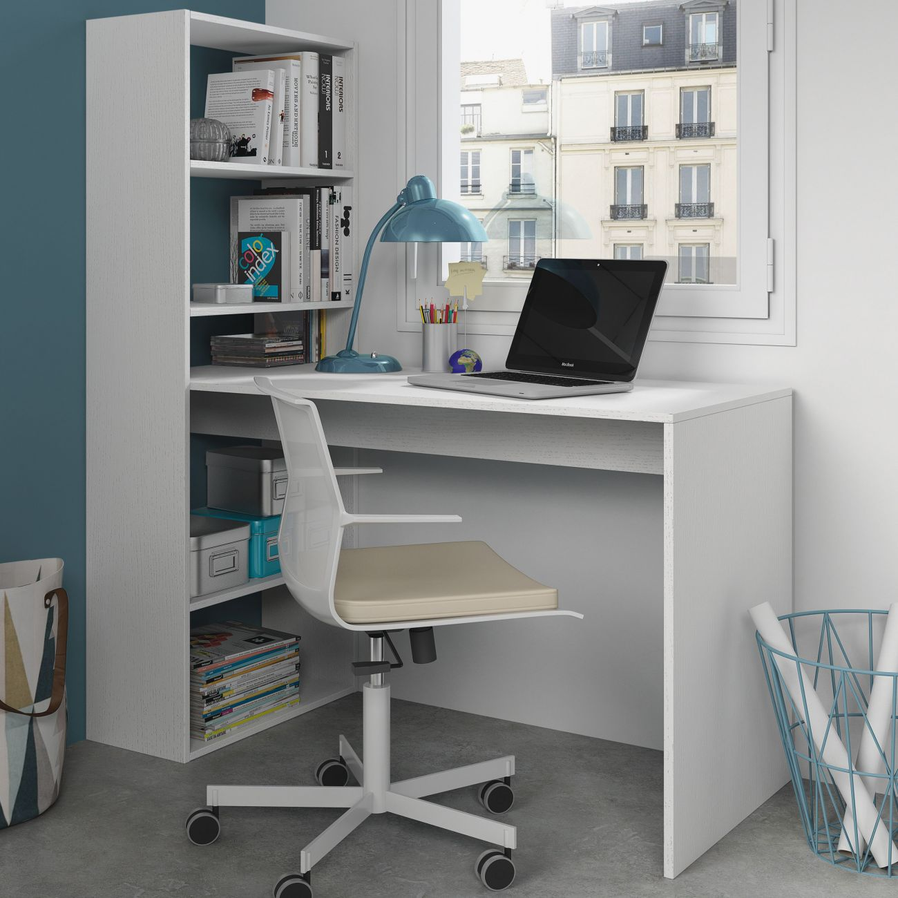 Un escritorio blanco con portátil, lámpara azul y silla junto a una estantería.