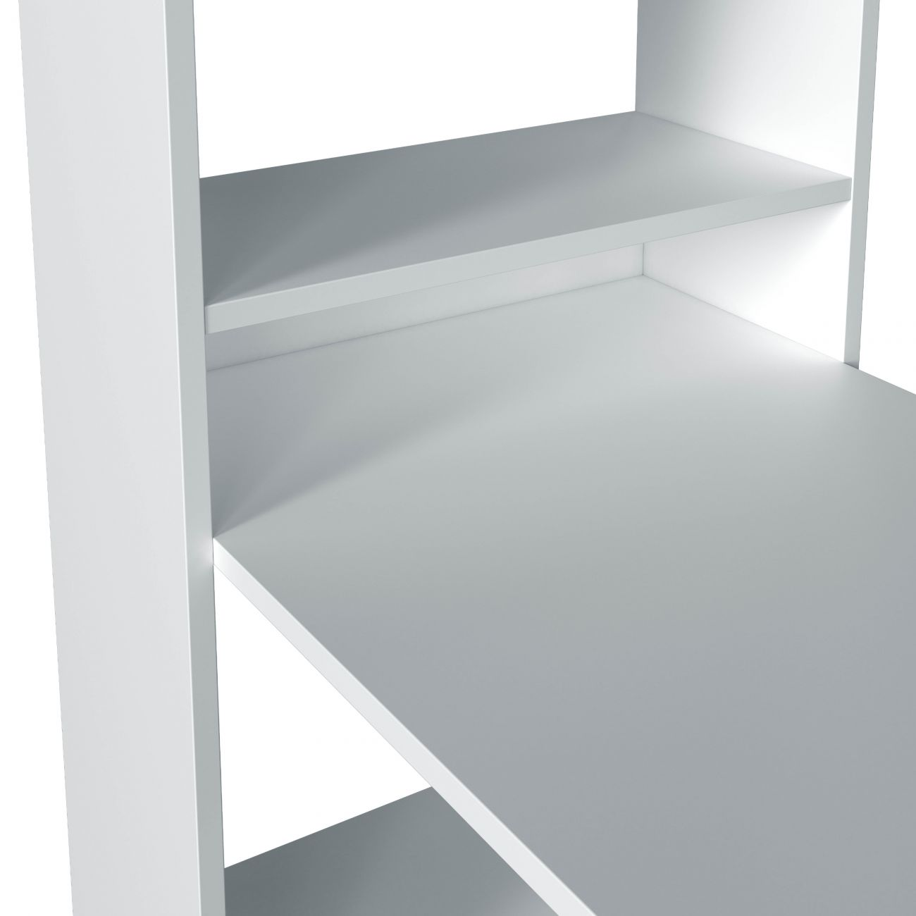 Primer plano de un estante blanco con tres niveles.