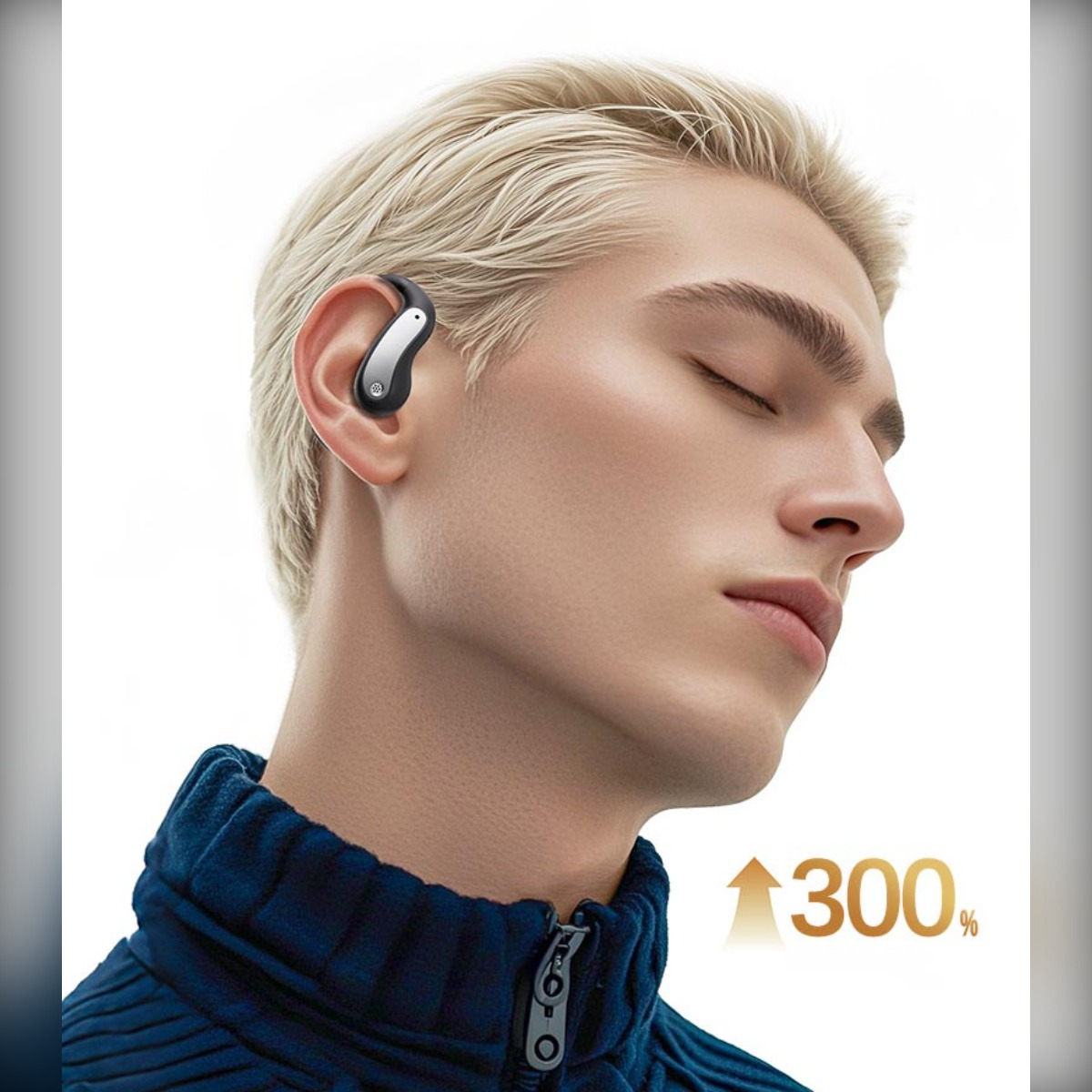 Mann mit blonden Haaren trägt ein blaues Hemd und ein Hörgerät. 300% Symbol.