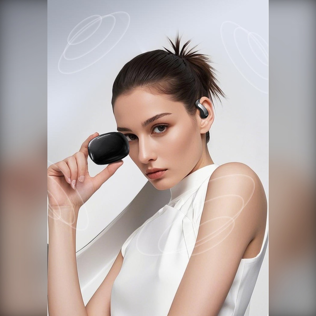 Eine Frau mit einem schwarzen Earbud im Ohr und einem Ladecase in der Hand.