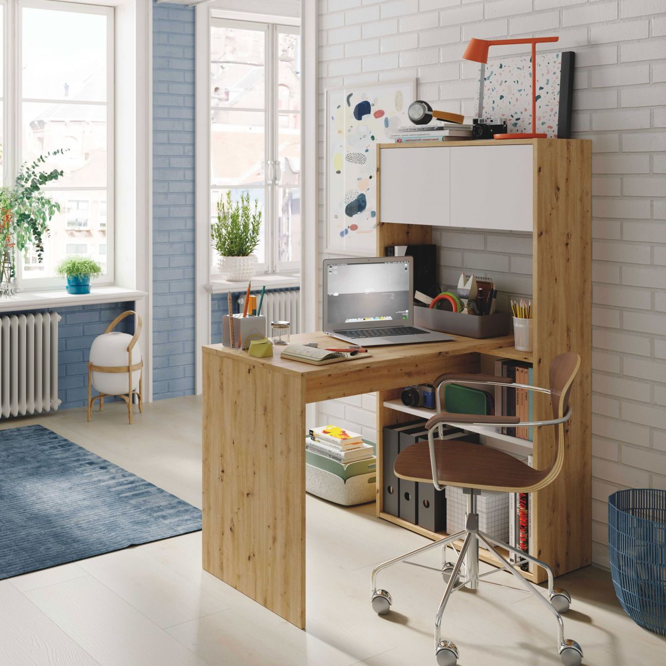 Un escritorio de madera en forma de L con portátil, silla y estantes en una habitación luminosa.