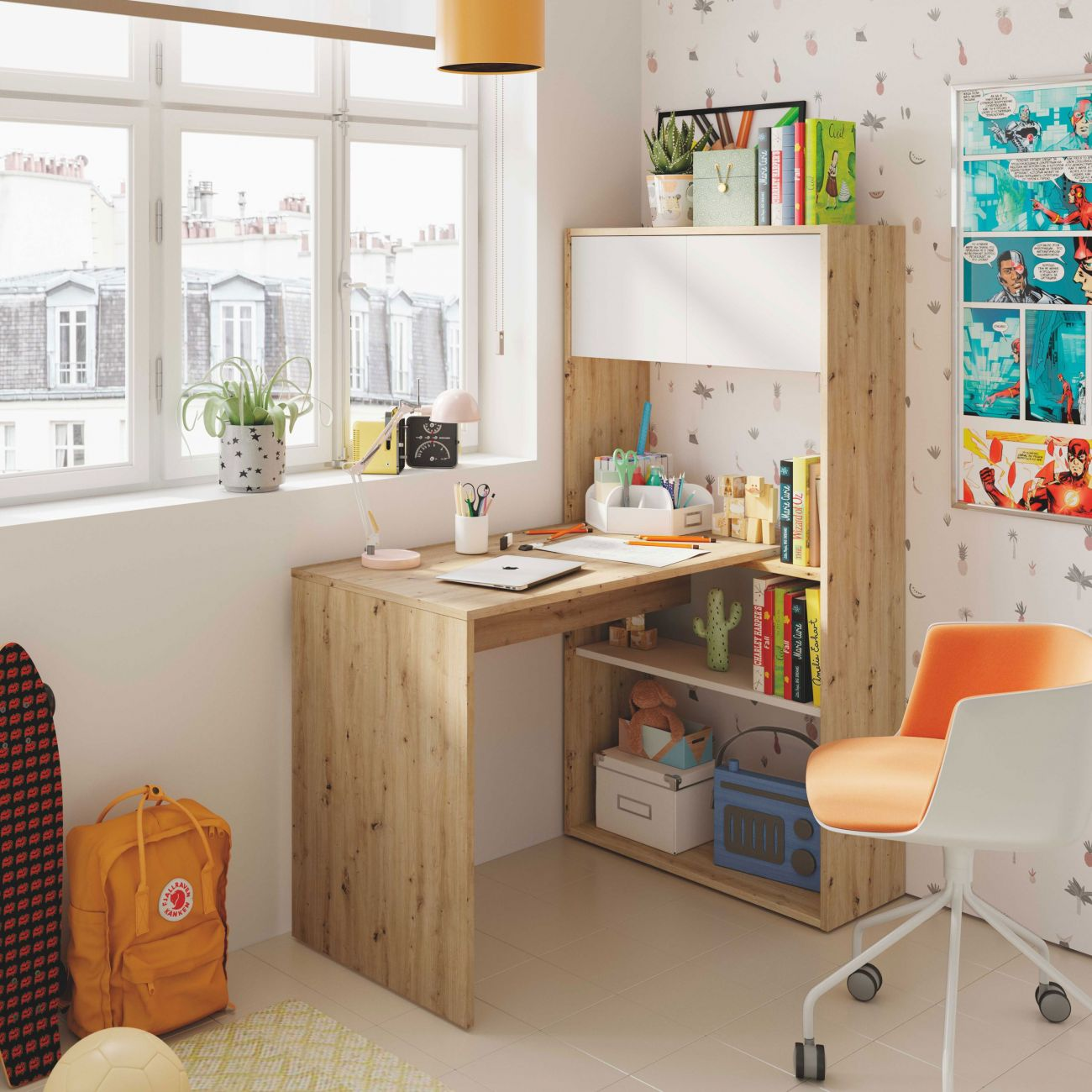 Una habitación infantil luminosa con escritorio, estante, silla naranja y decoración de cómics.