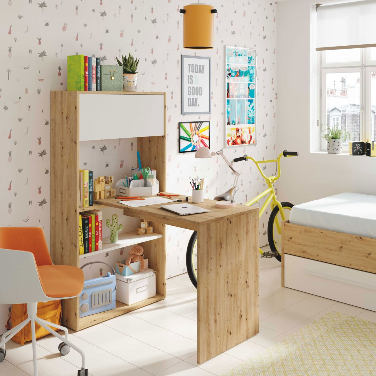 Una habitación infantil luminosa con escritorio, cama y bicicleta.