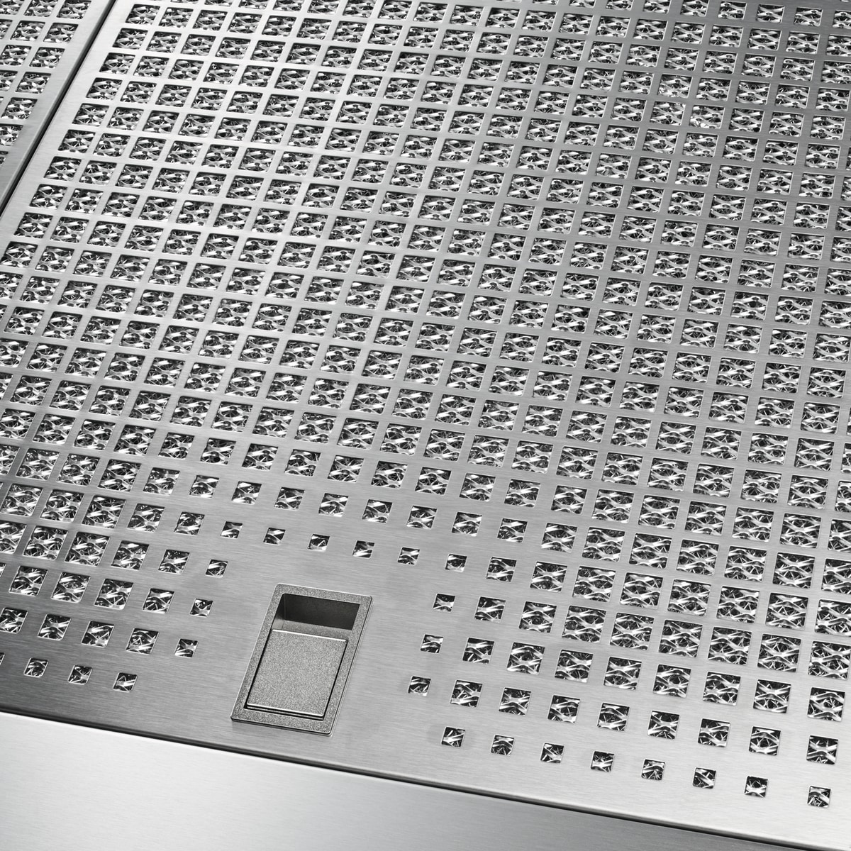 Campana extractora de acero inoxidable con patrón perforado y interruptor plateado.
