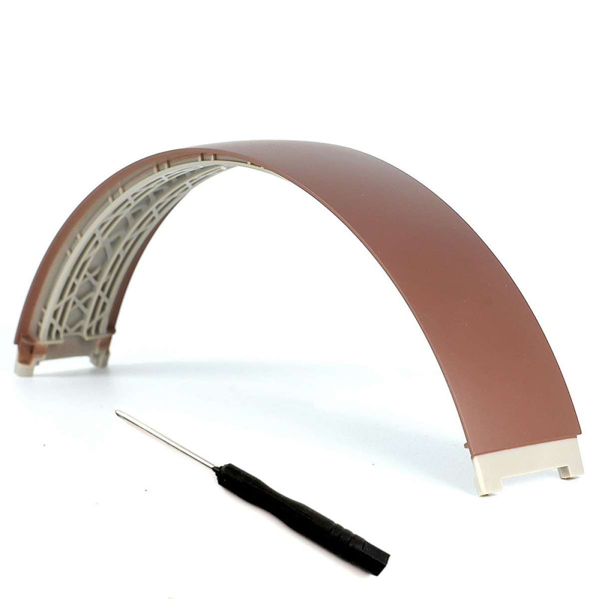 Un archetto marrone per cuffie con un piccolo cacciavite su sfondo bianco.
