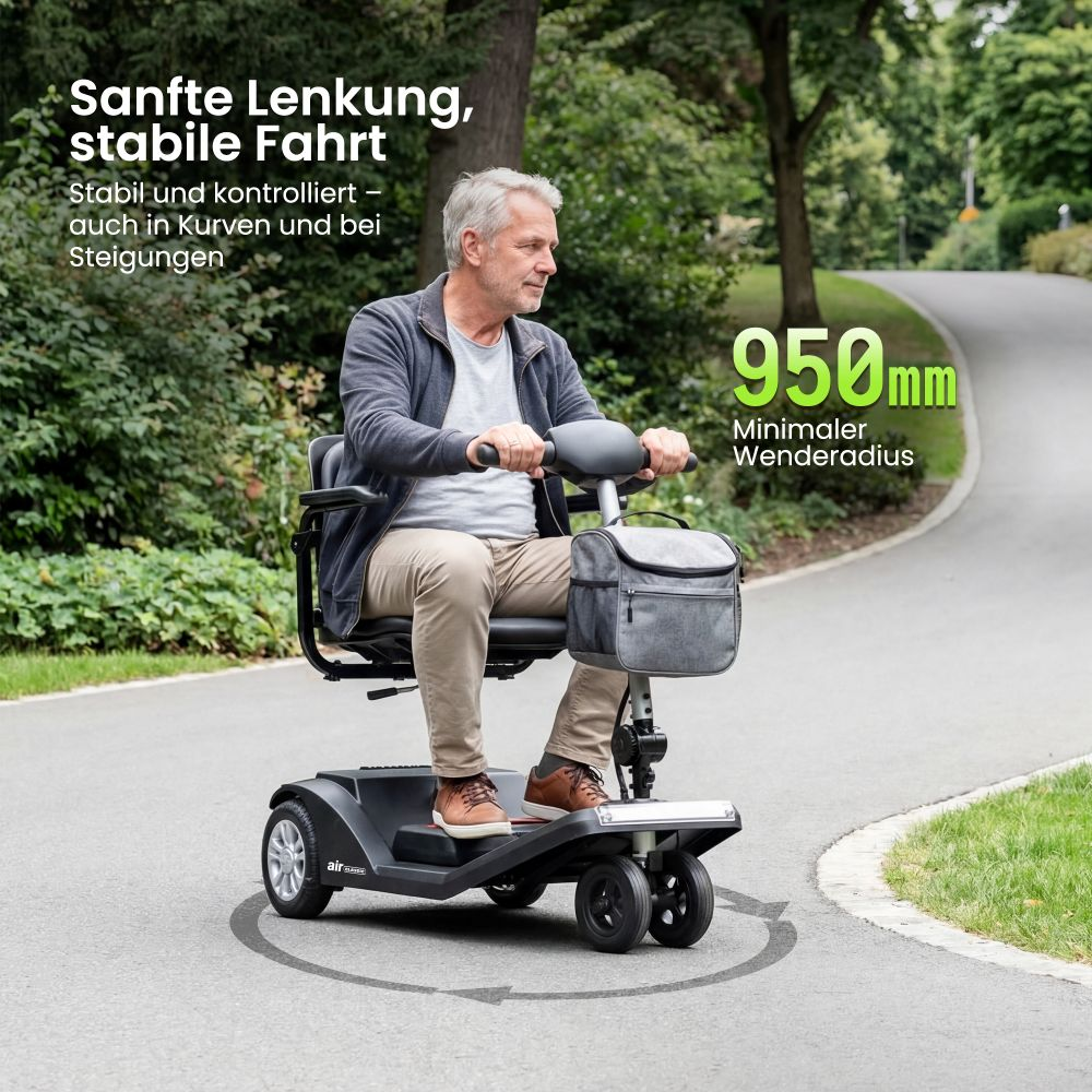 Un hombre conduce un scooter eléctrico negro por un camino del parque.