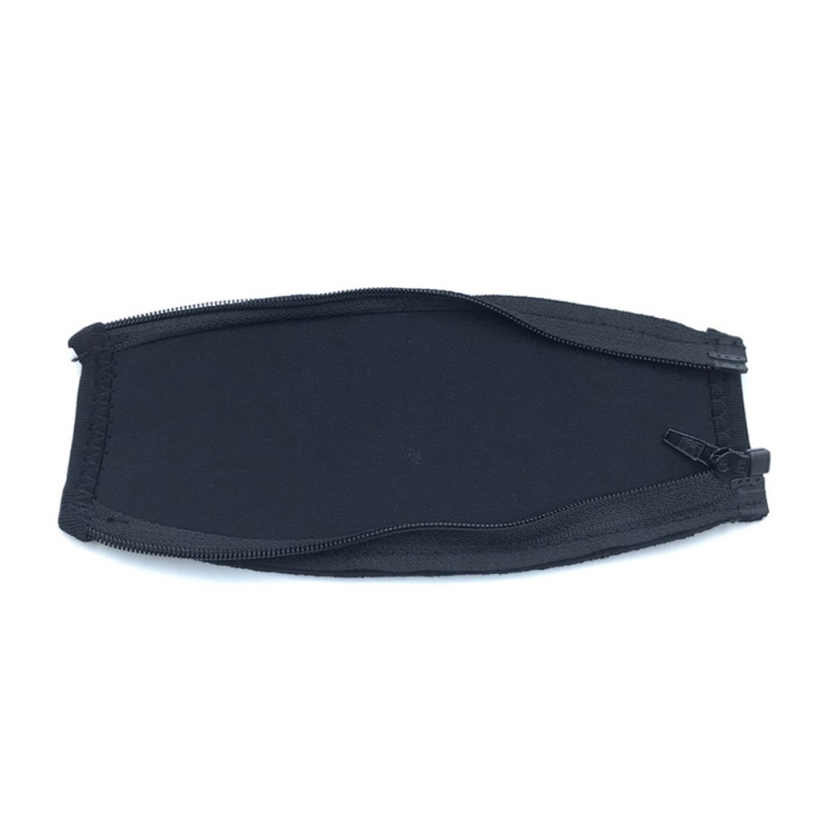 Una pochette in tessuto nero con cerniera.