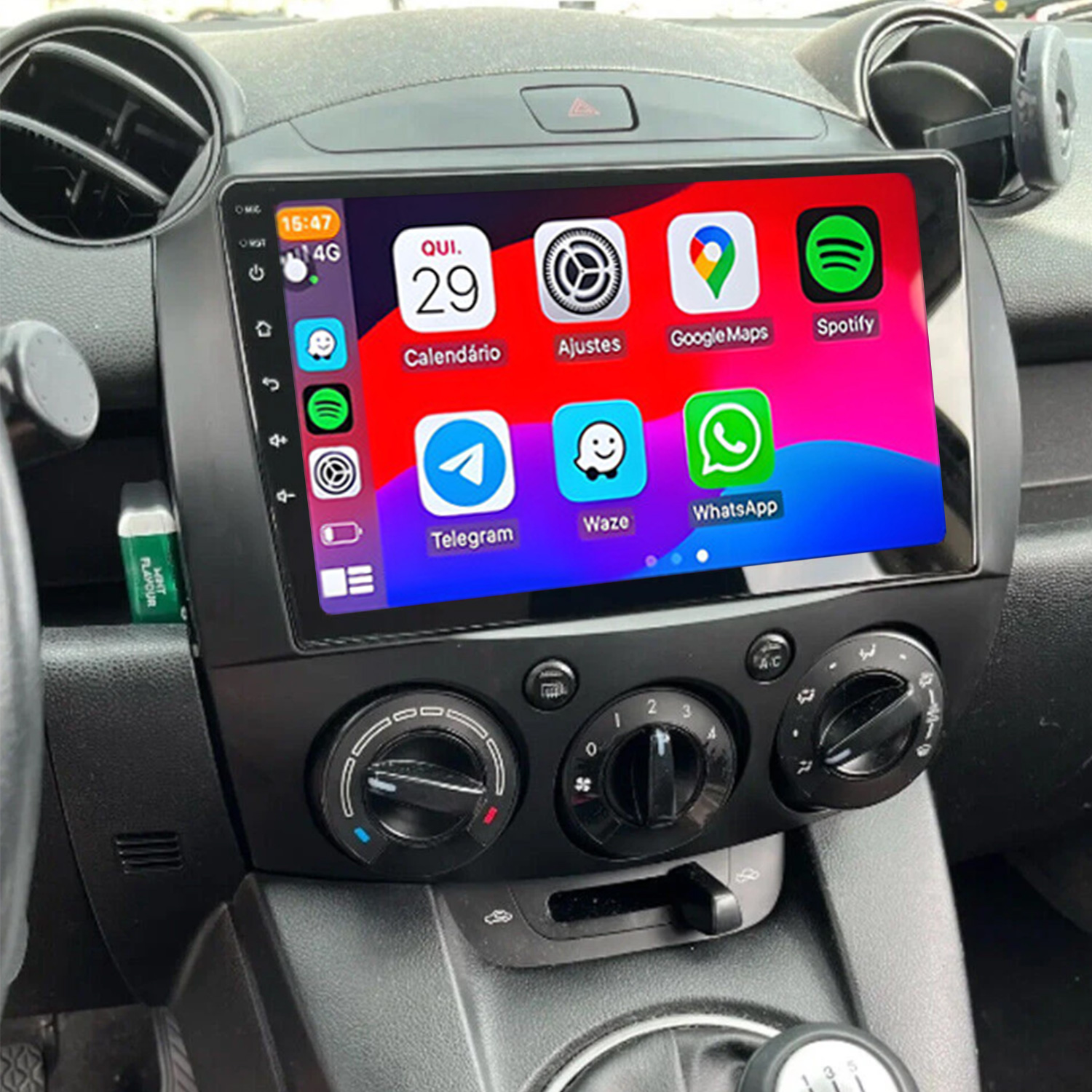Ein Auto-Infotainmentsystem mit Apps wie Kalender, Google Maps und Spotify.