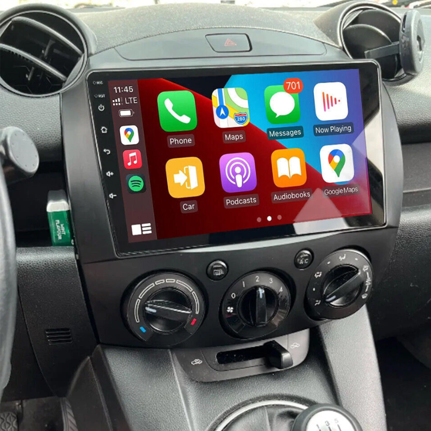 Ein Auto-Infotainment-System mit verschiedenen App-Symbolen wie Telefon, Karten und Nachrichten.