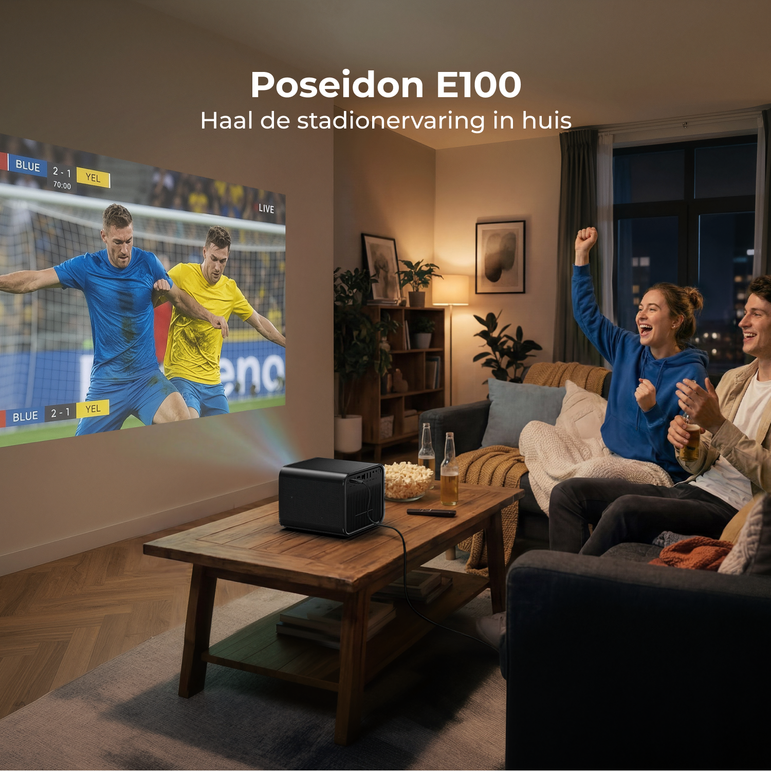 Un projecteur diffuse un match de football sur un mur pendant que des gens regardent sur le canapé.