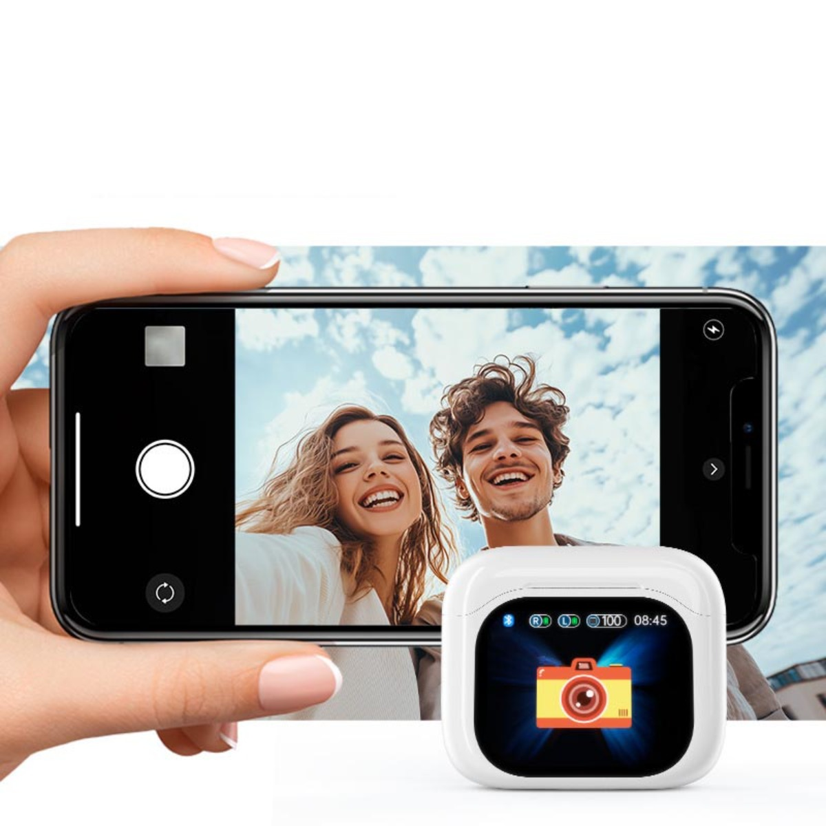 Ein Paar macht ein Selfie vor blauem Himmel; unten ist eine weiße Hülle mit Kamerabild.