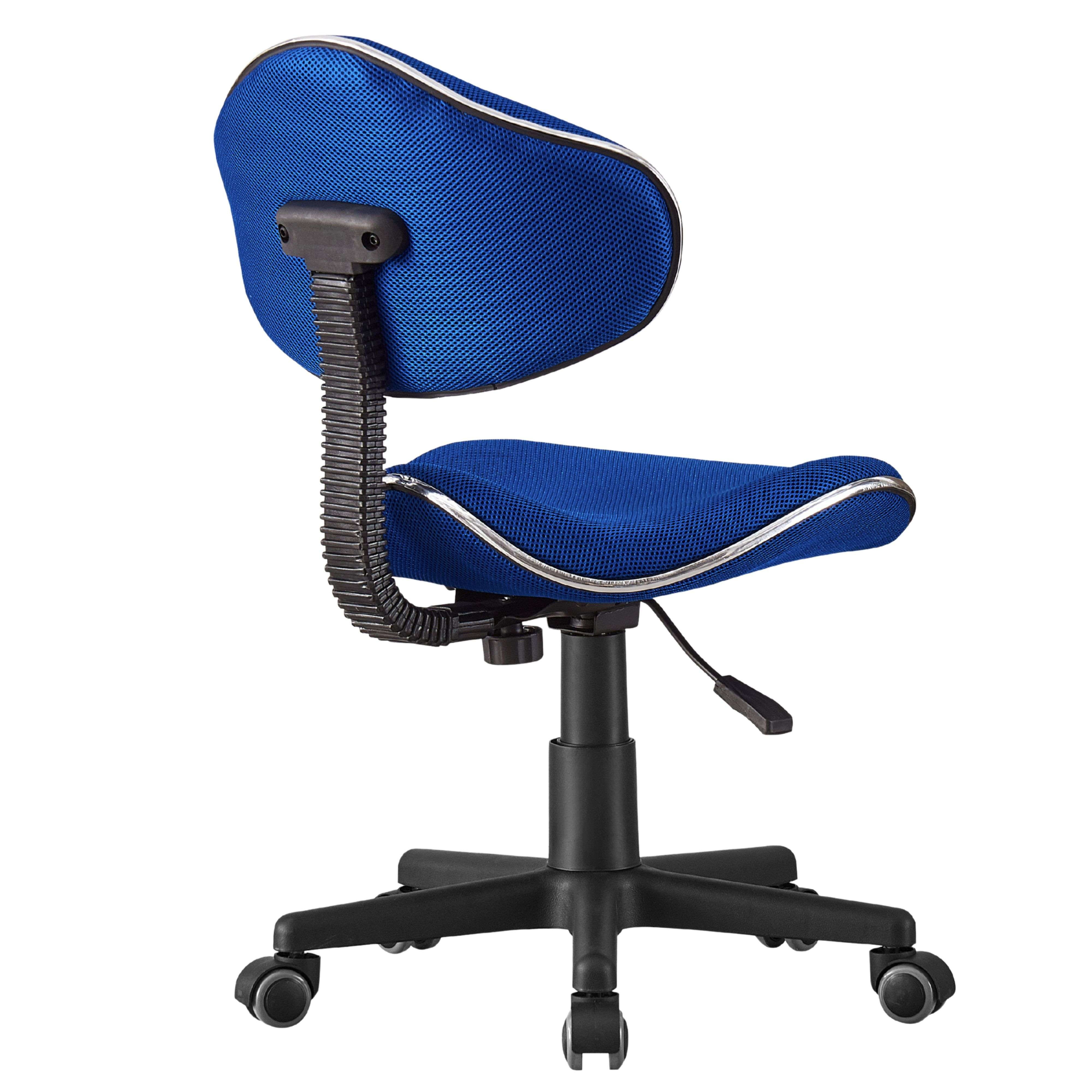 Una silla de oficina azul con respaldo y asiento de malla, sobre base negra con ruedas.