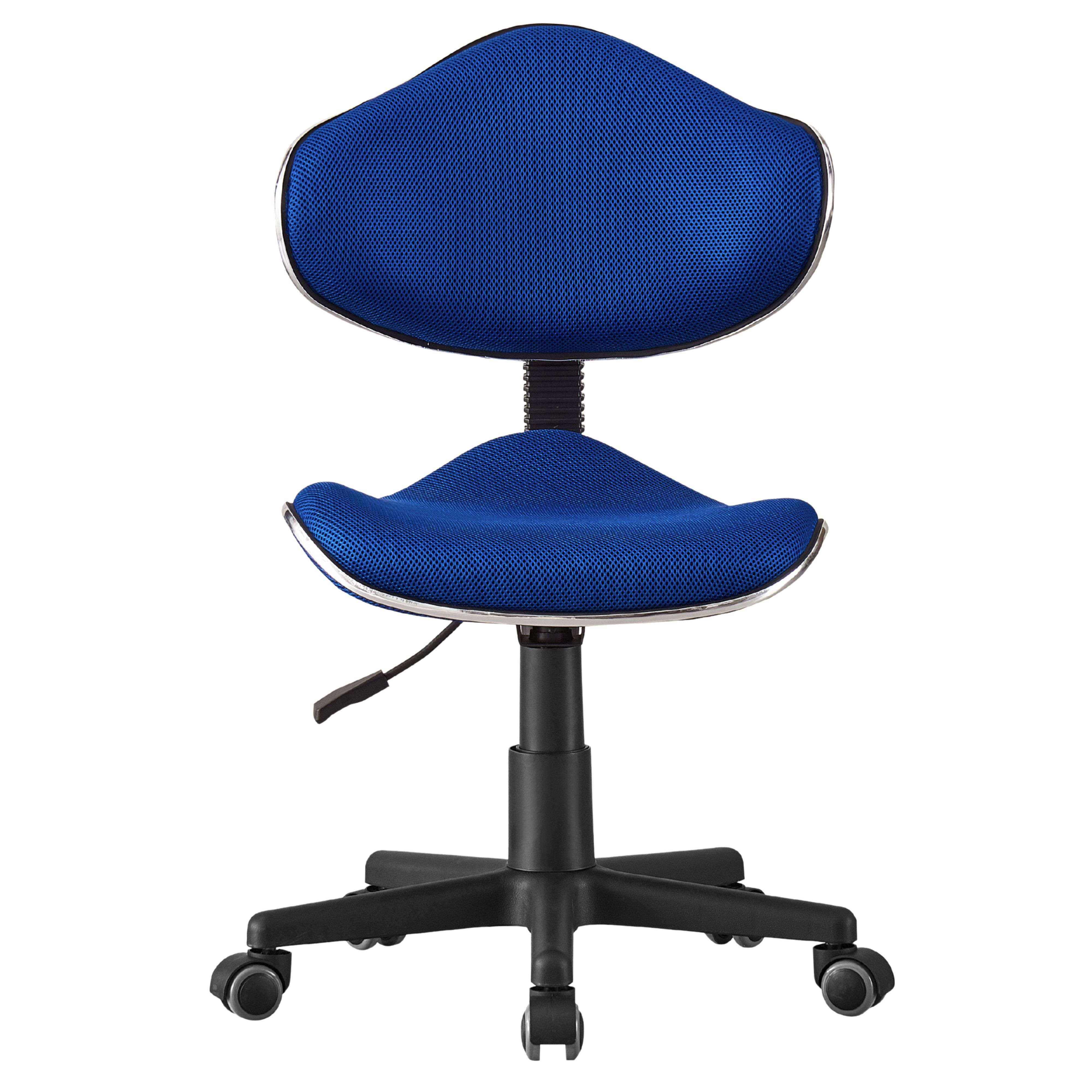 Una silla de oficina azul con respaldo y asiento de malla, sobre base negra con ruedas.