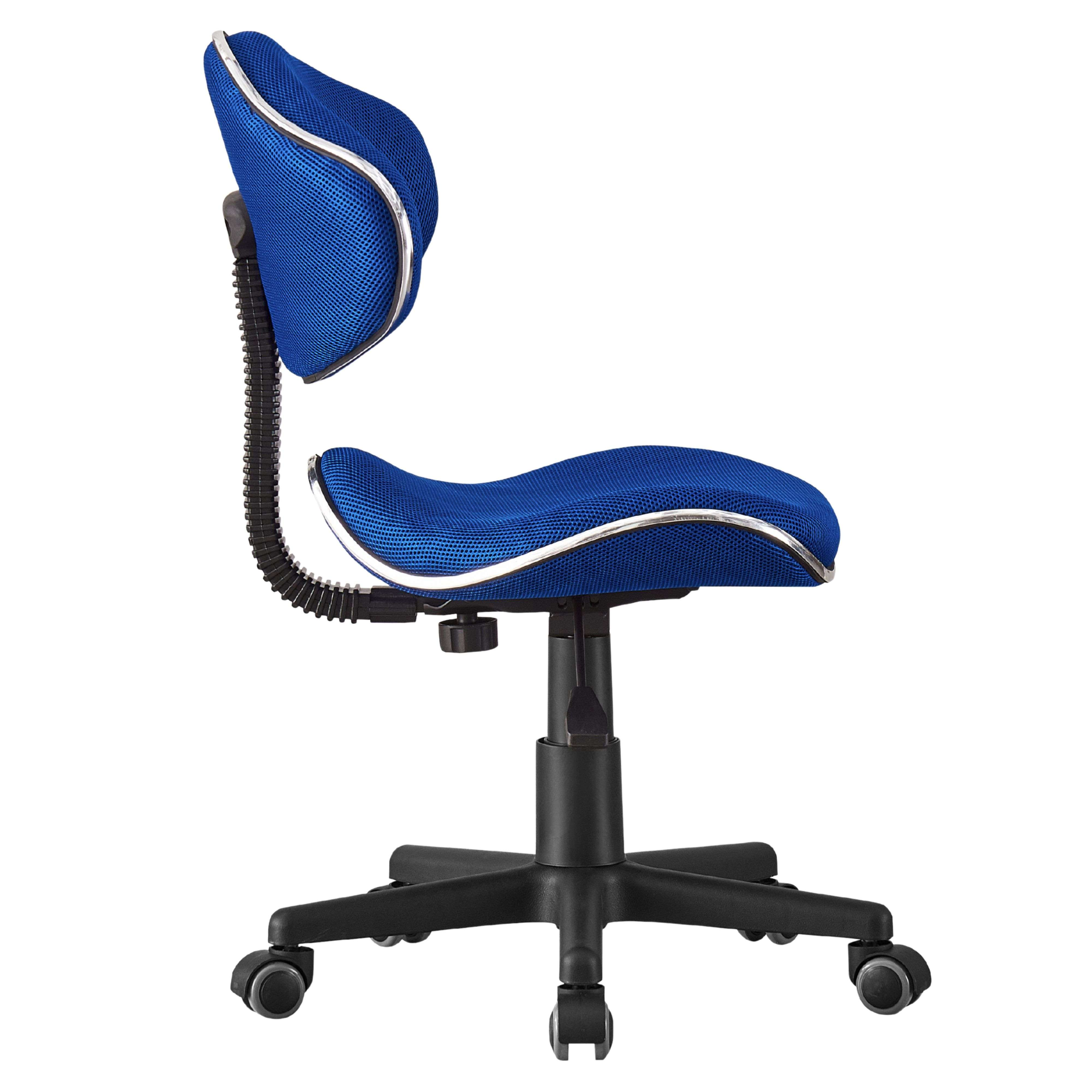 Una silla de oficina azul de malla con ribete plateado sobre base negra con ruedas.