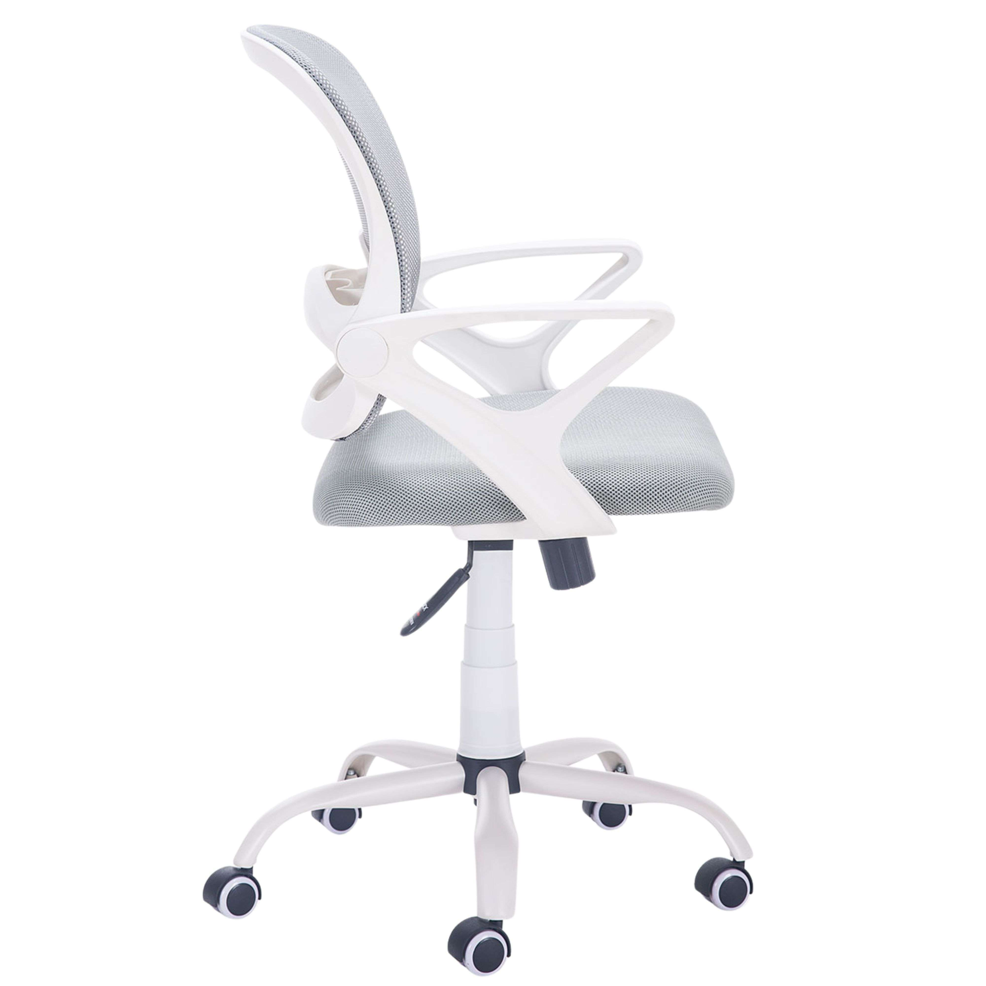 Una silla de oficina blanca con respaldo y asiento de malla gris, con ruedas.