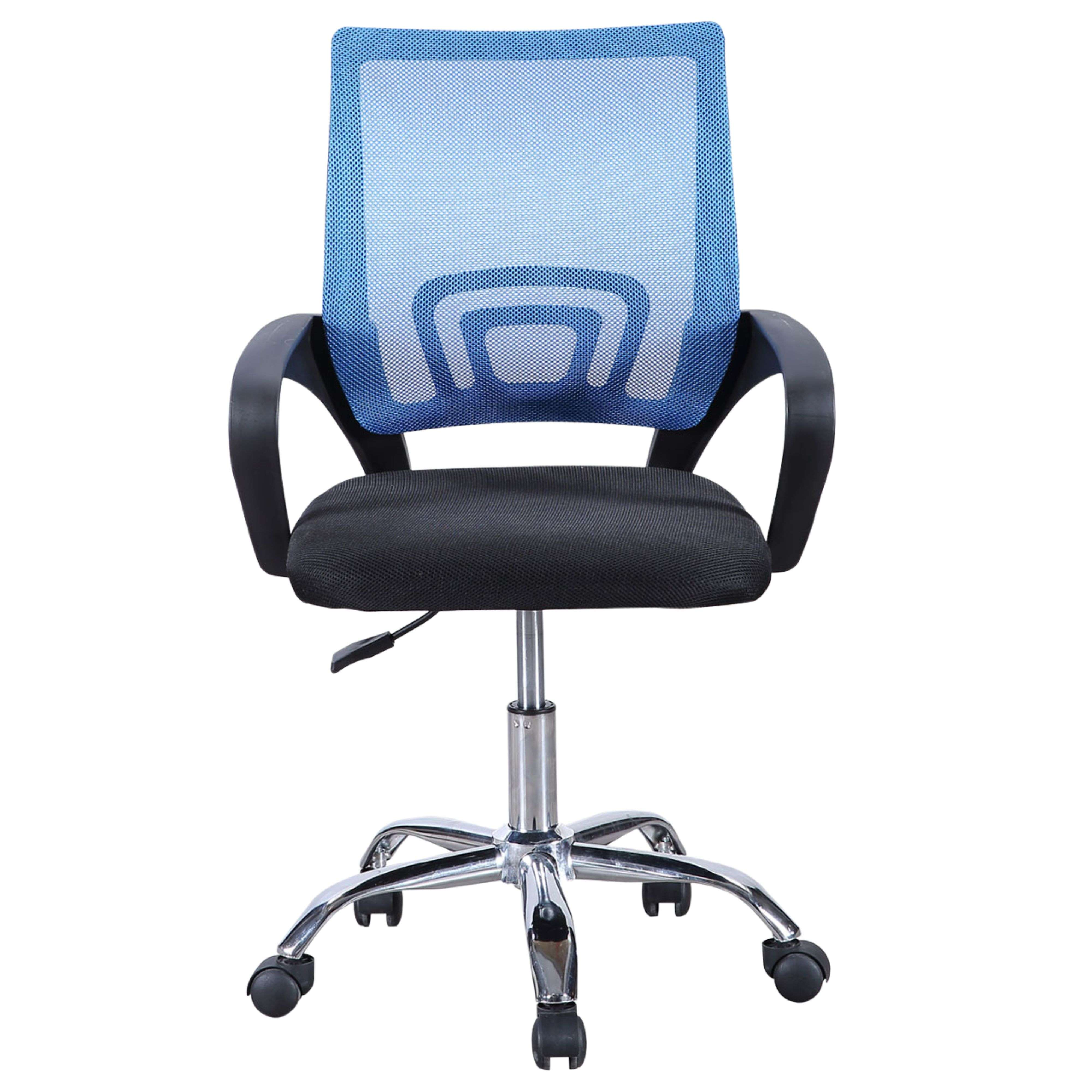 Una silla de oficina de malla azul con reposabrazos y asiento negros. Tiene base plateada con ruedas.