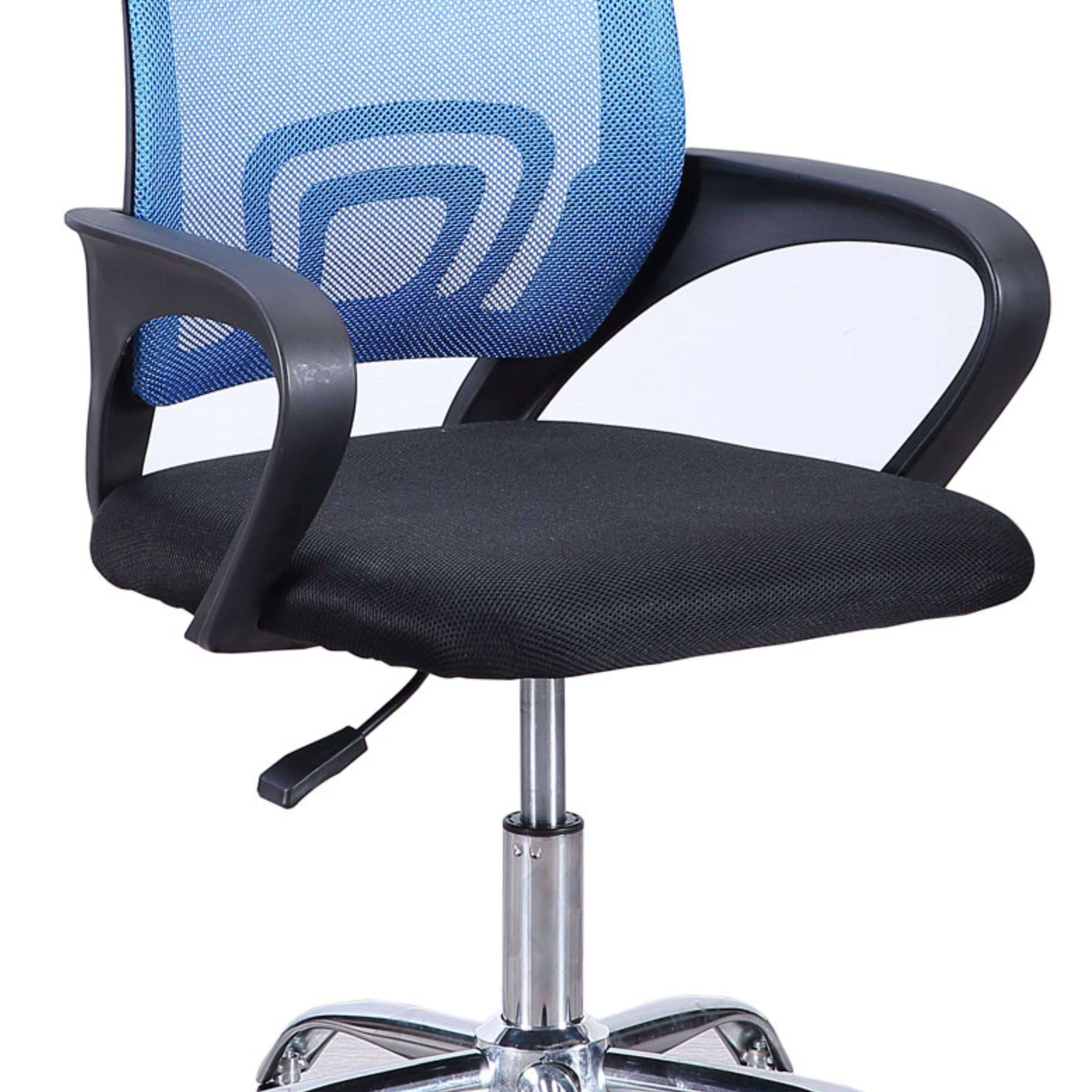 Un respaldo de malla azul y un asiento negro en una silla de oficina con base cromada.