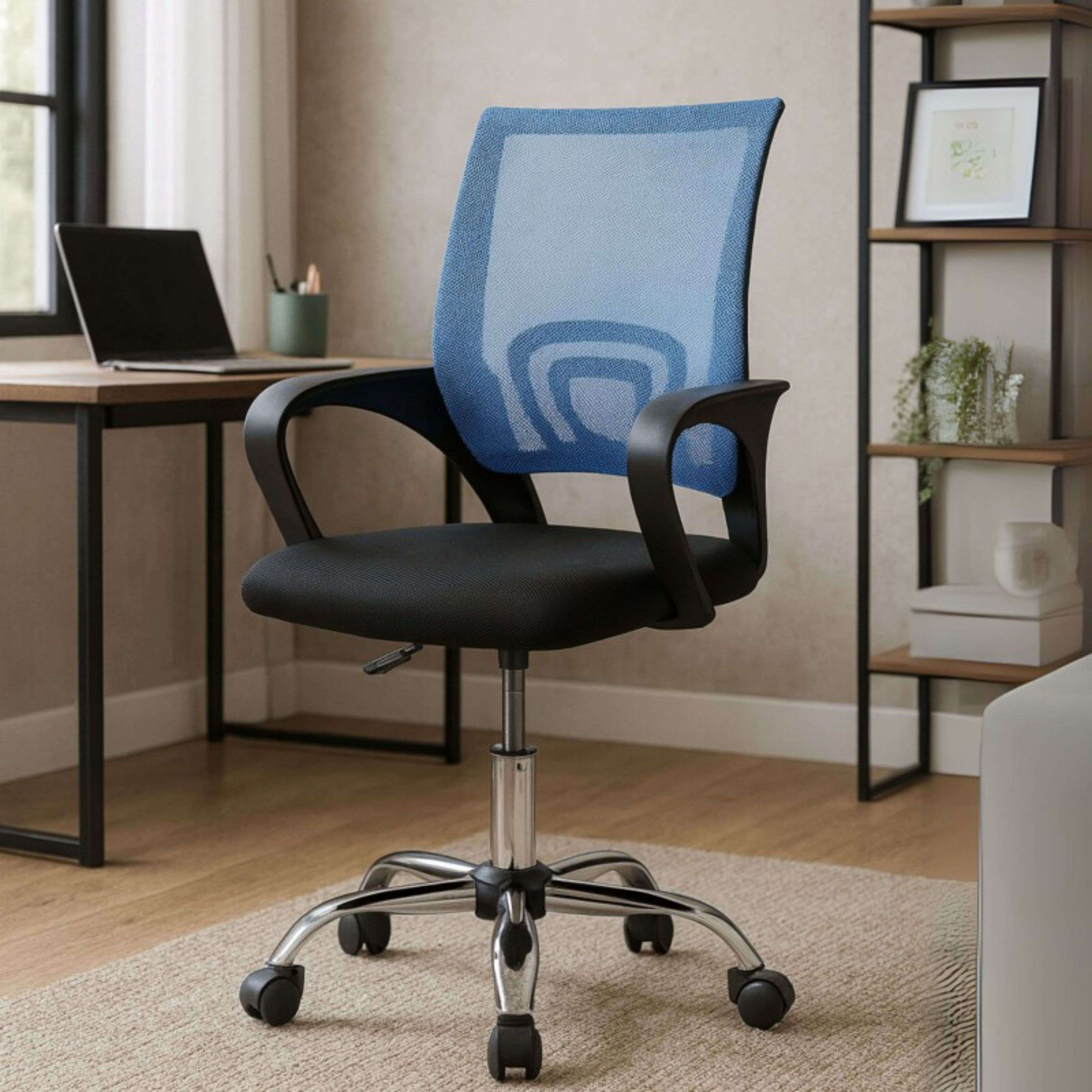 Una silla de oficina de malla azul con asiento negro está sobre una alfombra junto a un escritorio.