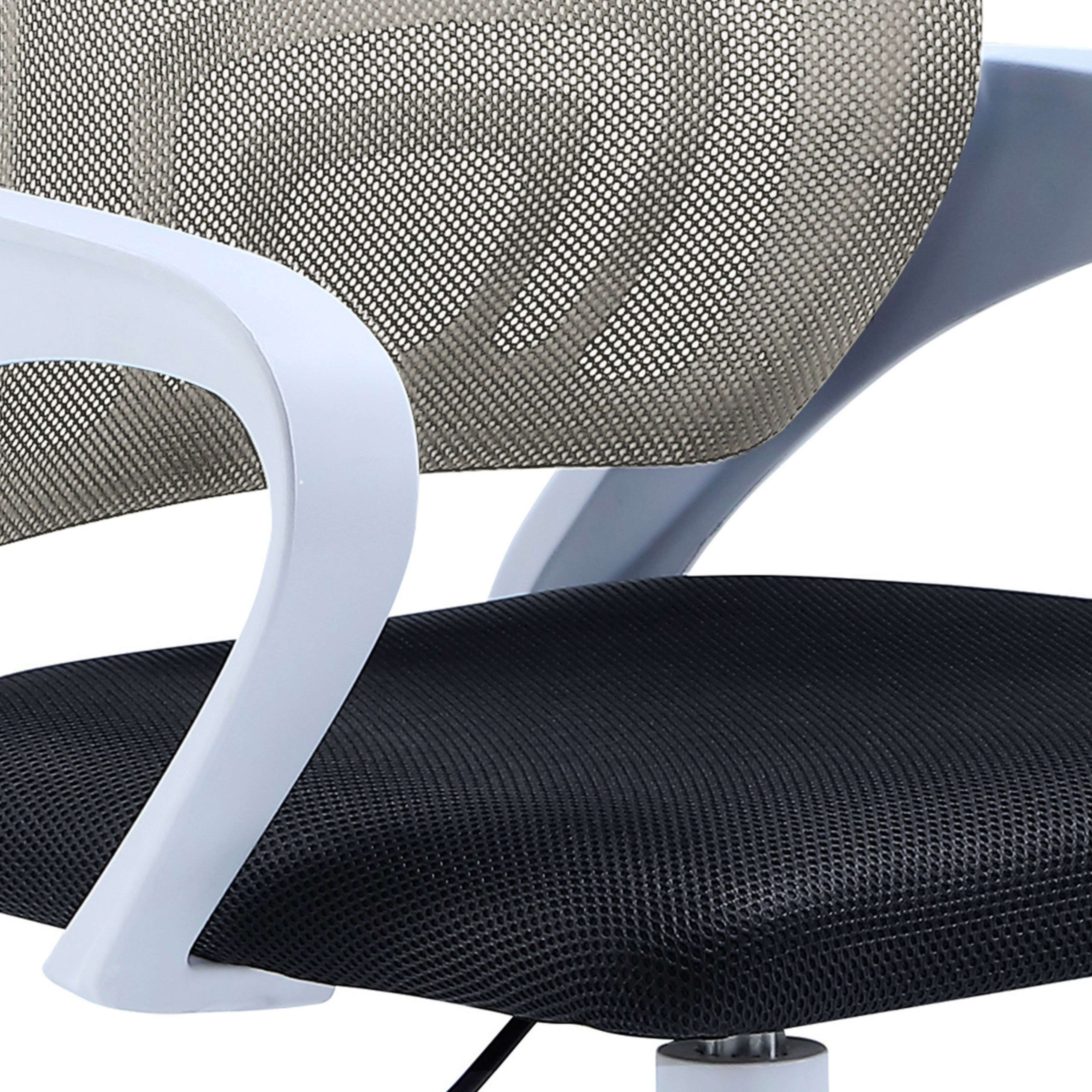 Primer plano del asiento de silla de oficina negro y detalle del respaldo de malla gris.
