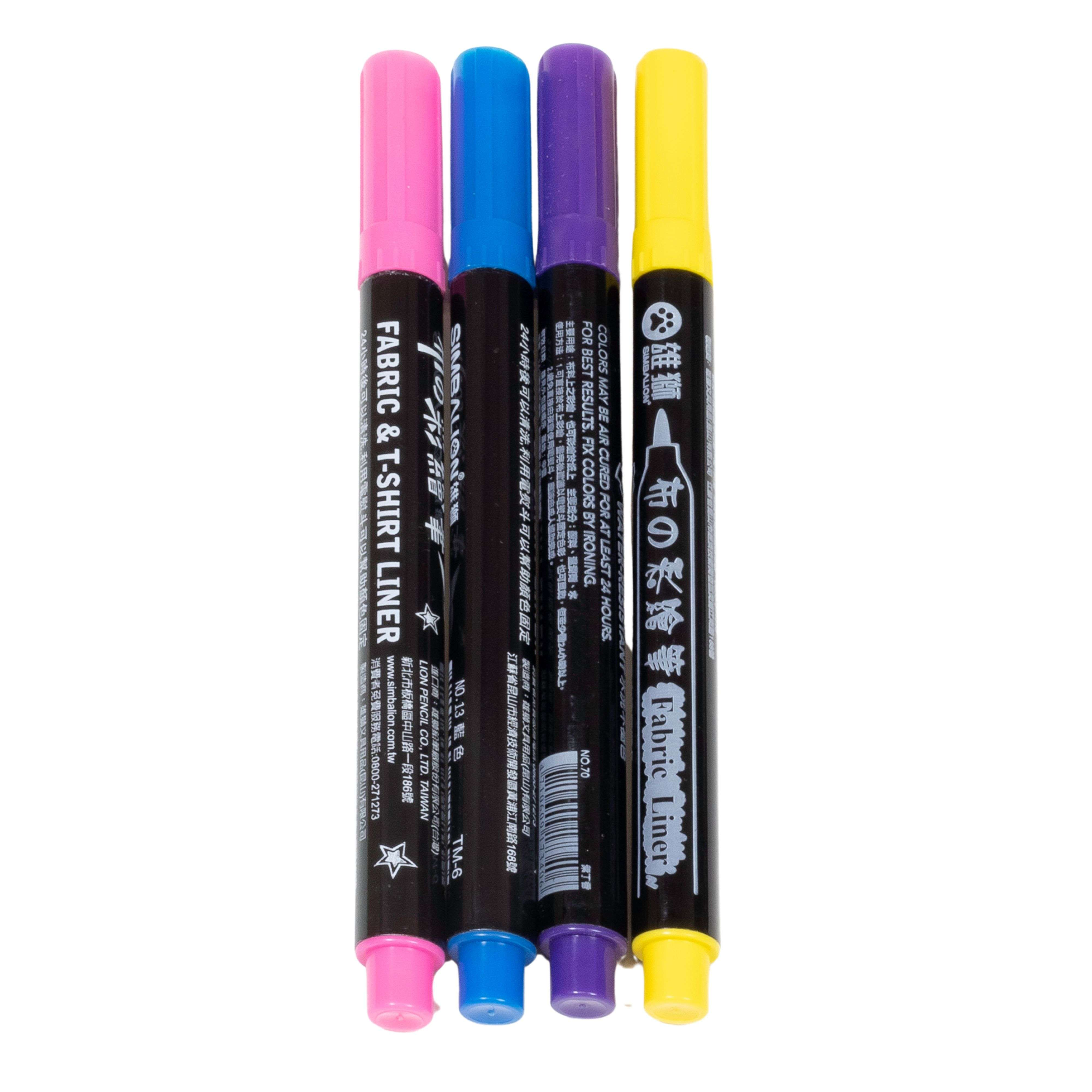 Cuatro rotuladores de tela en rosa, azul, morado y amarillo sobre fondo blanco.