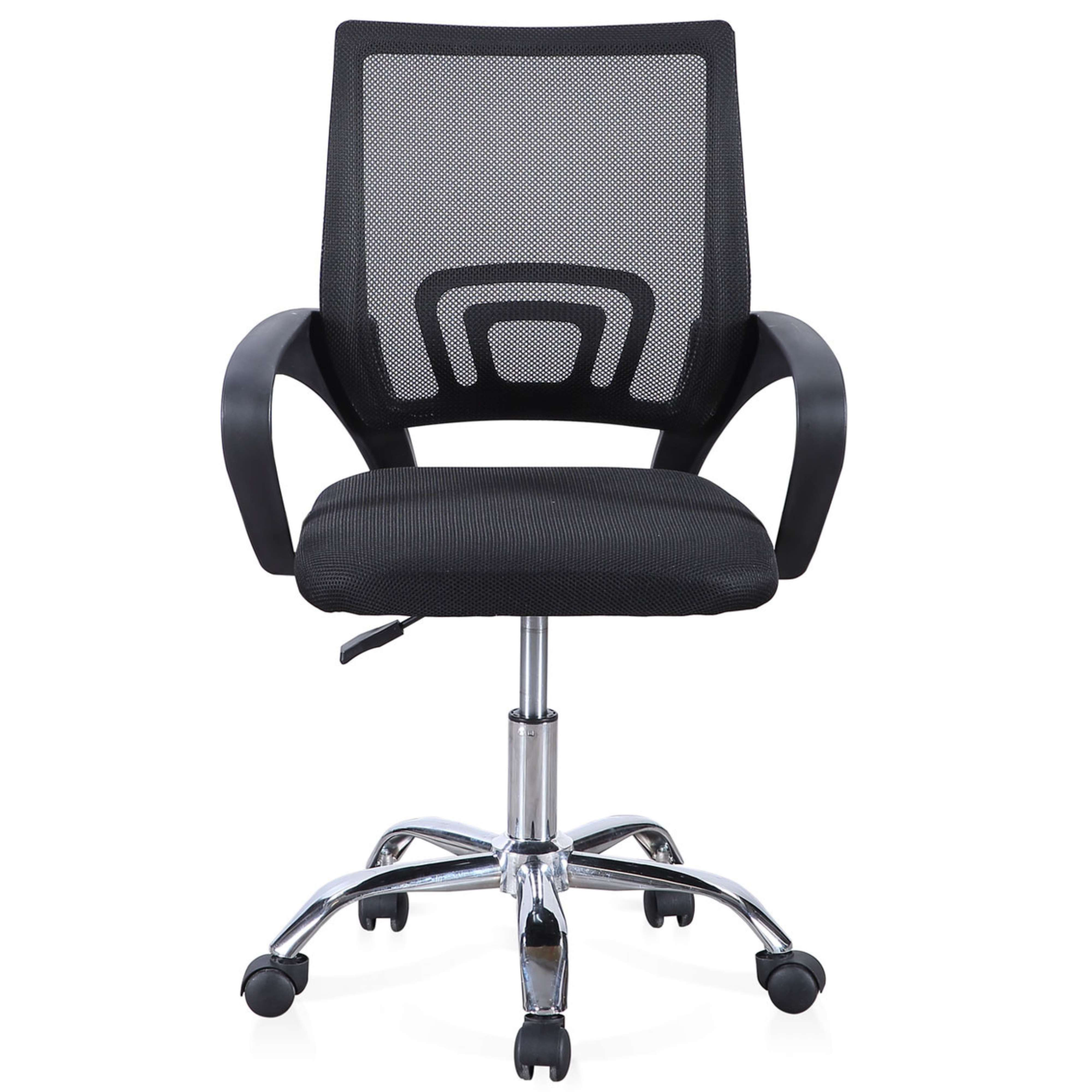 Una silla de oficina negra con respaldo de malla y asiento acolchado sobre base cromada.