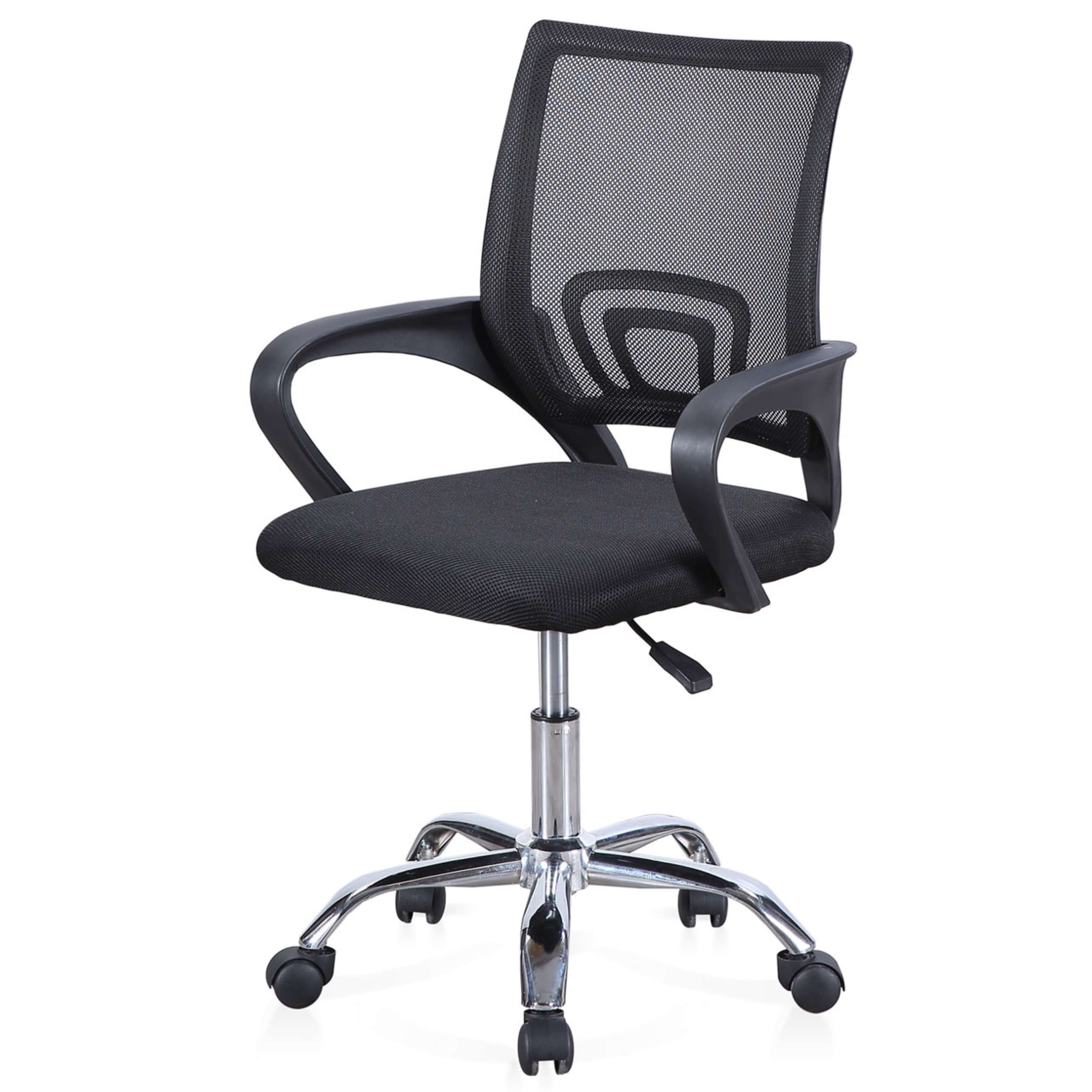 Una silla de oficina negra con respaldo de malla y base cromada con ruedas.