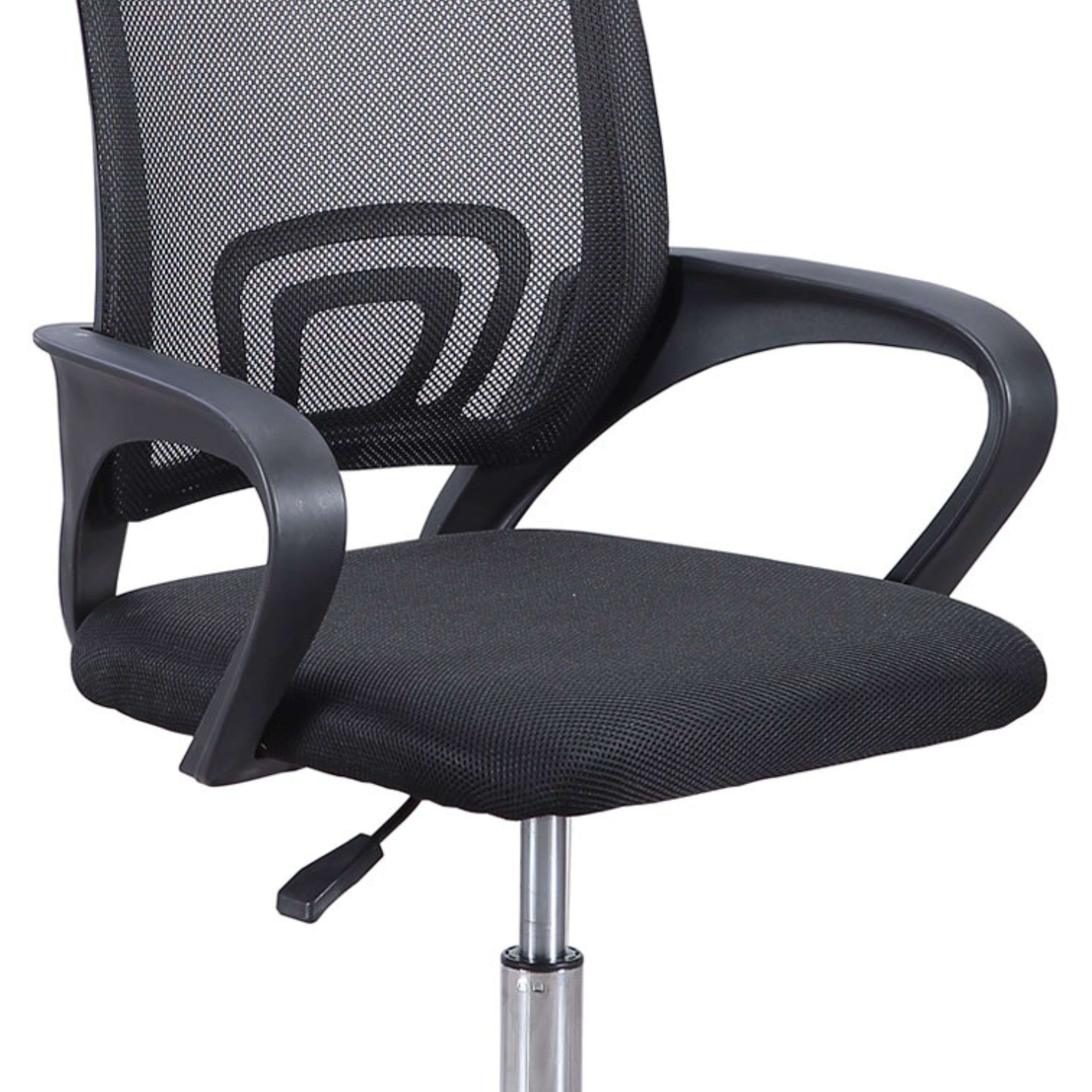 Silla de oficina negra con respaldo de malla y asiento acolchado.