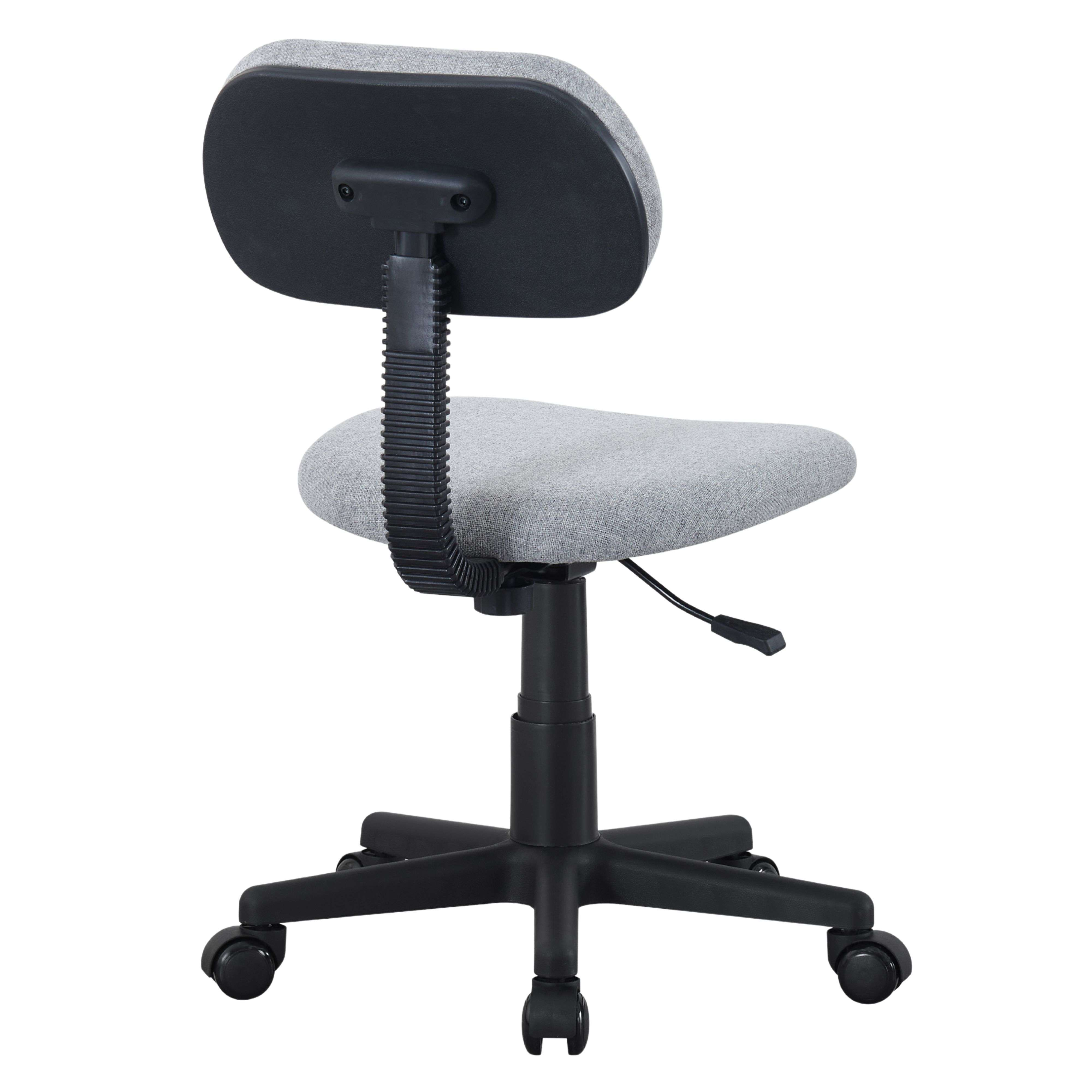 Silla de oficina gris con base negra y ruedas, vista desde atrás.