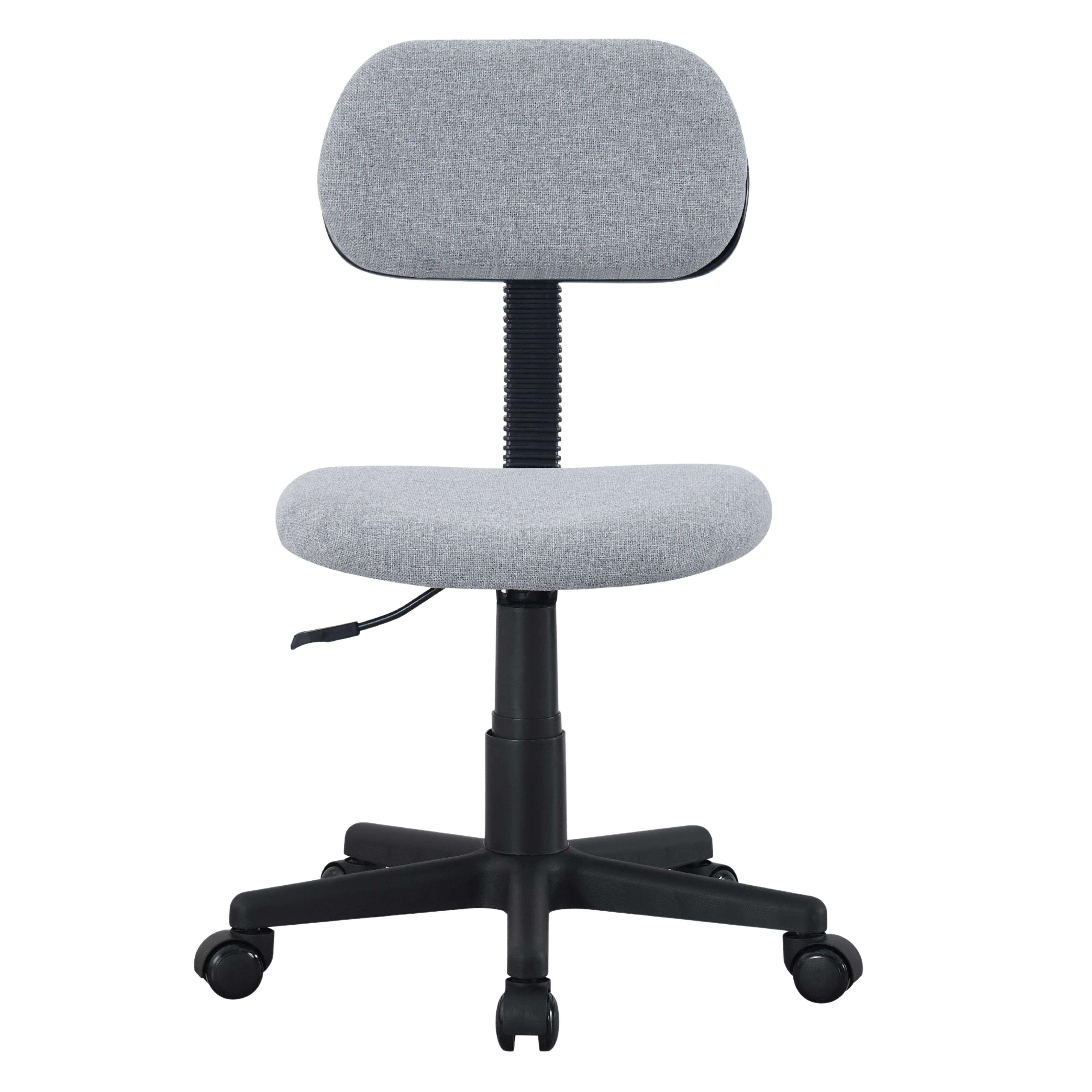 Silla de oficina gris con respaldo y cinco ruedas.
