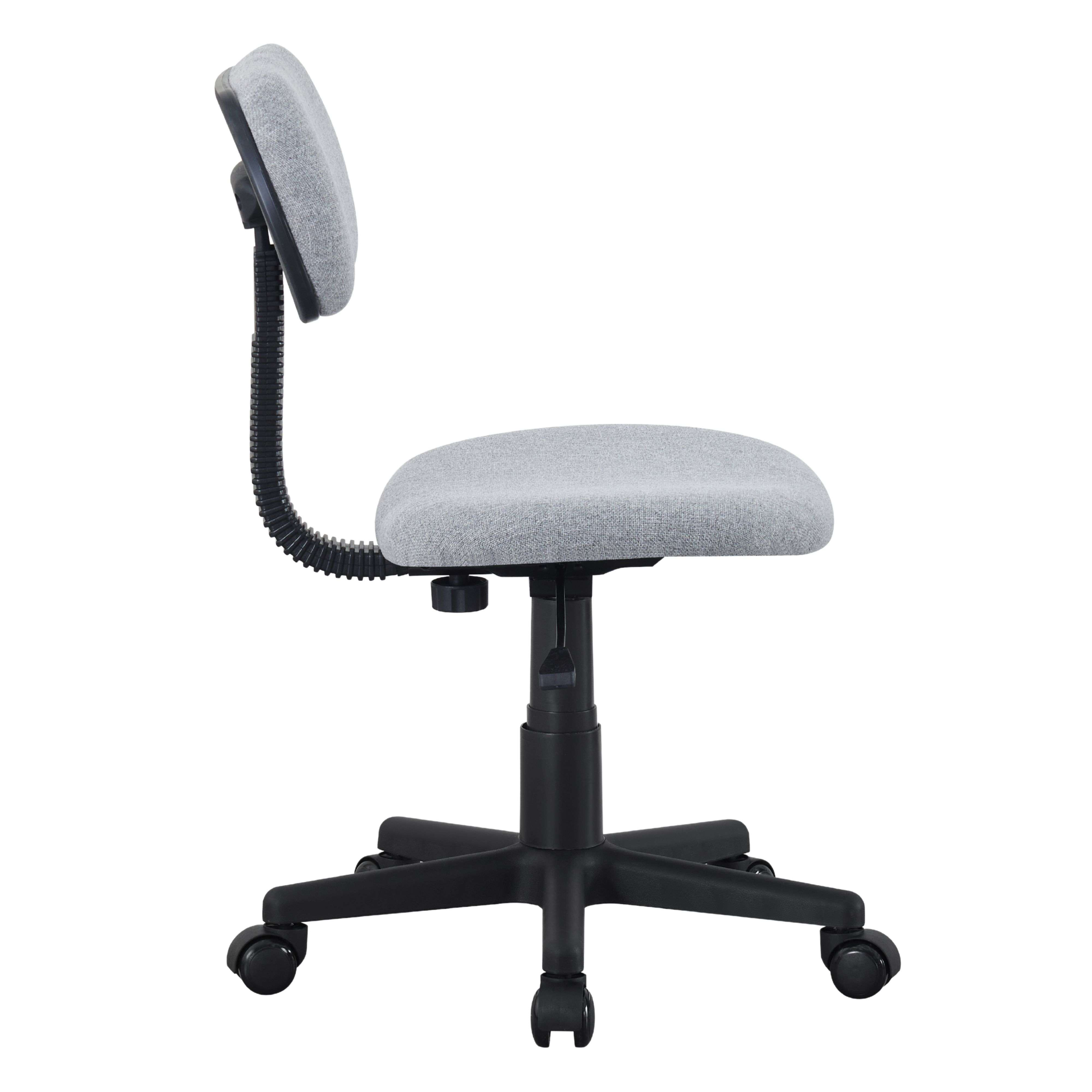 Silla de oficina gris con base de estrella negra y ruedas, vista de lado.