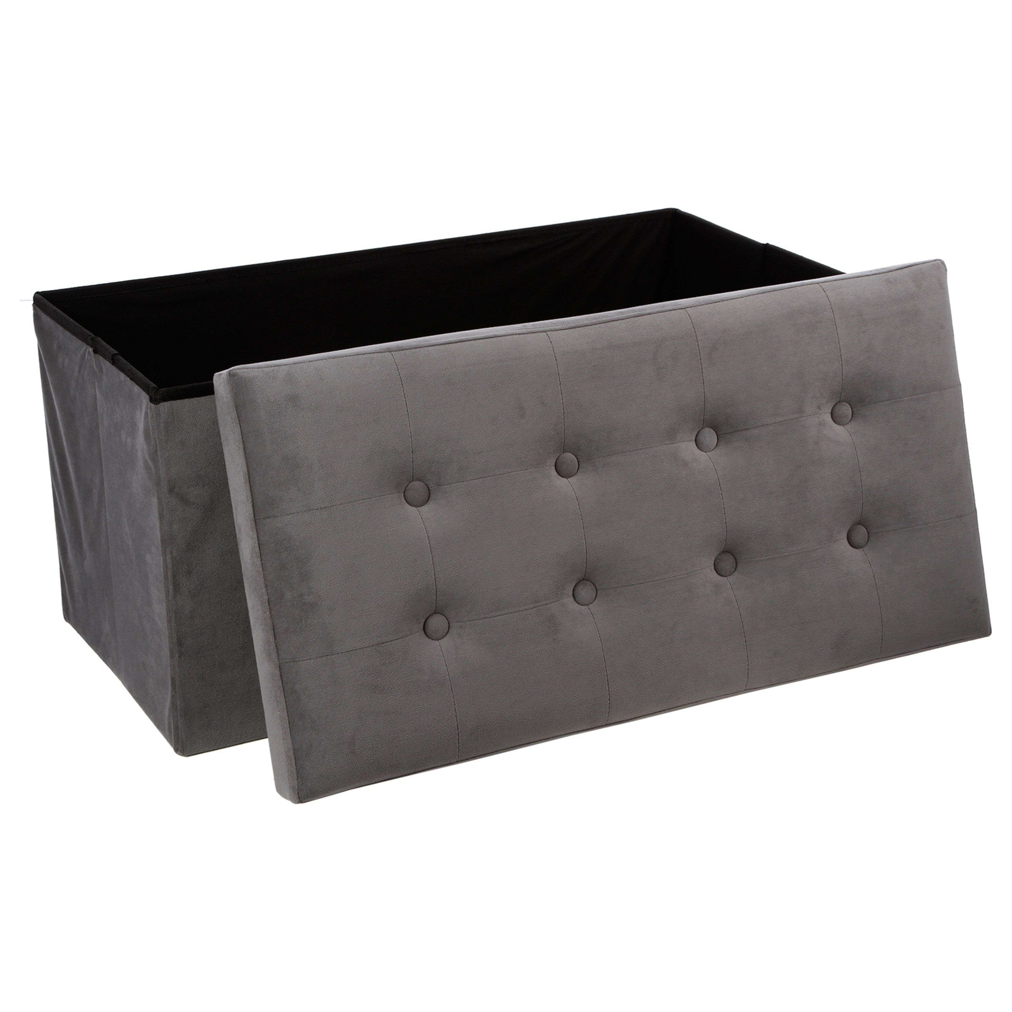 Puf gris con tapicería de botones y tapa abierta. Interior negro.
