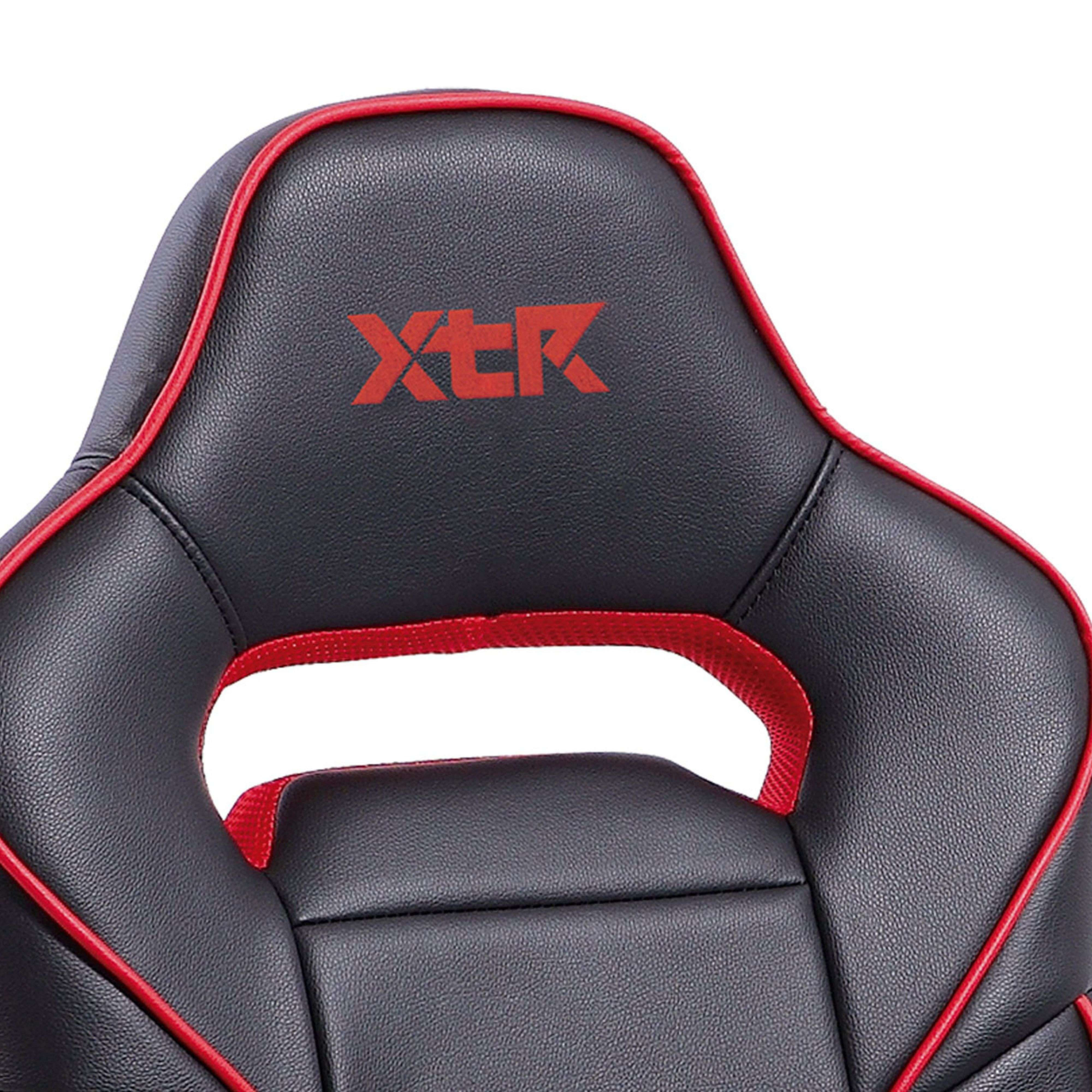 Asiento de cuero sintético negro con ribete rojo y logo XTR rojo.