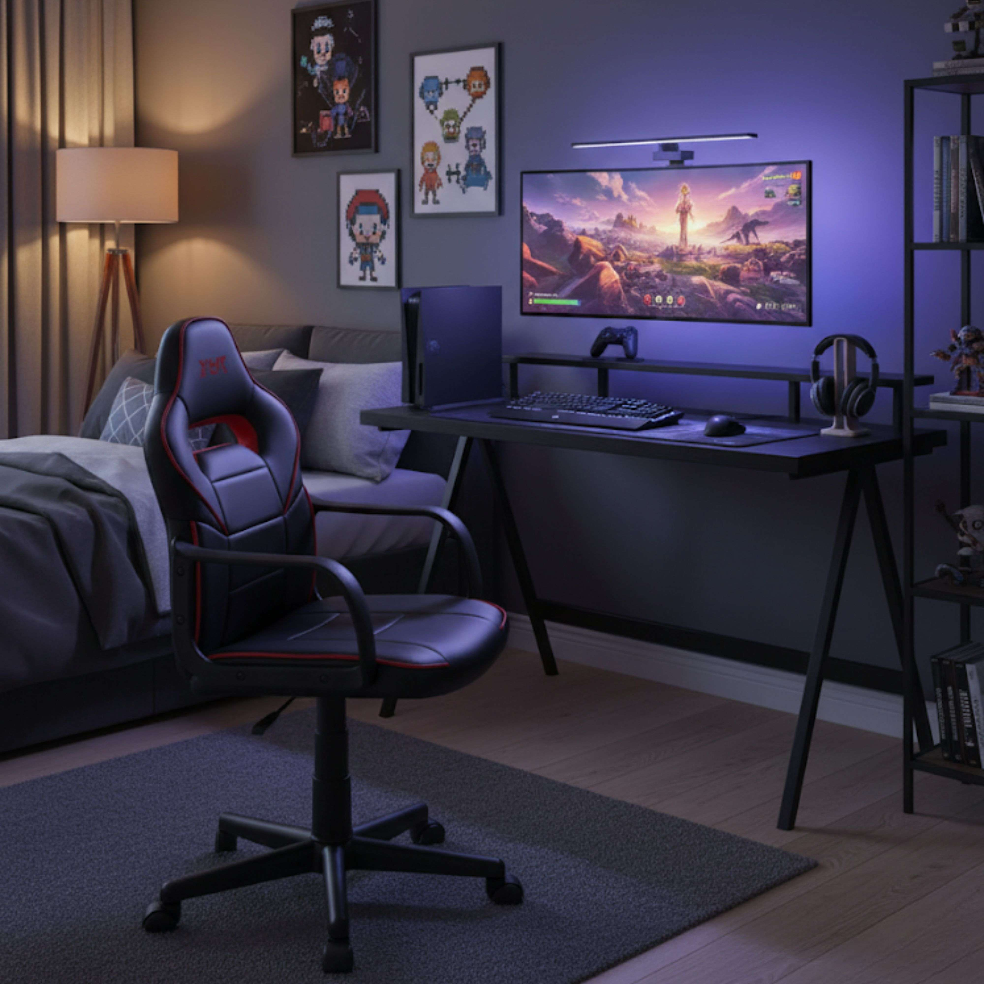 Una configuración de juego con silla, escritorio, computadora y monitor.