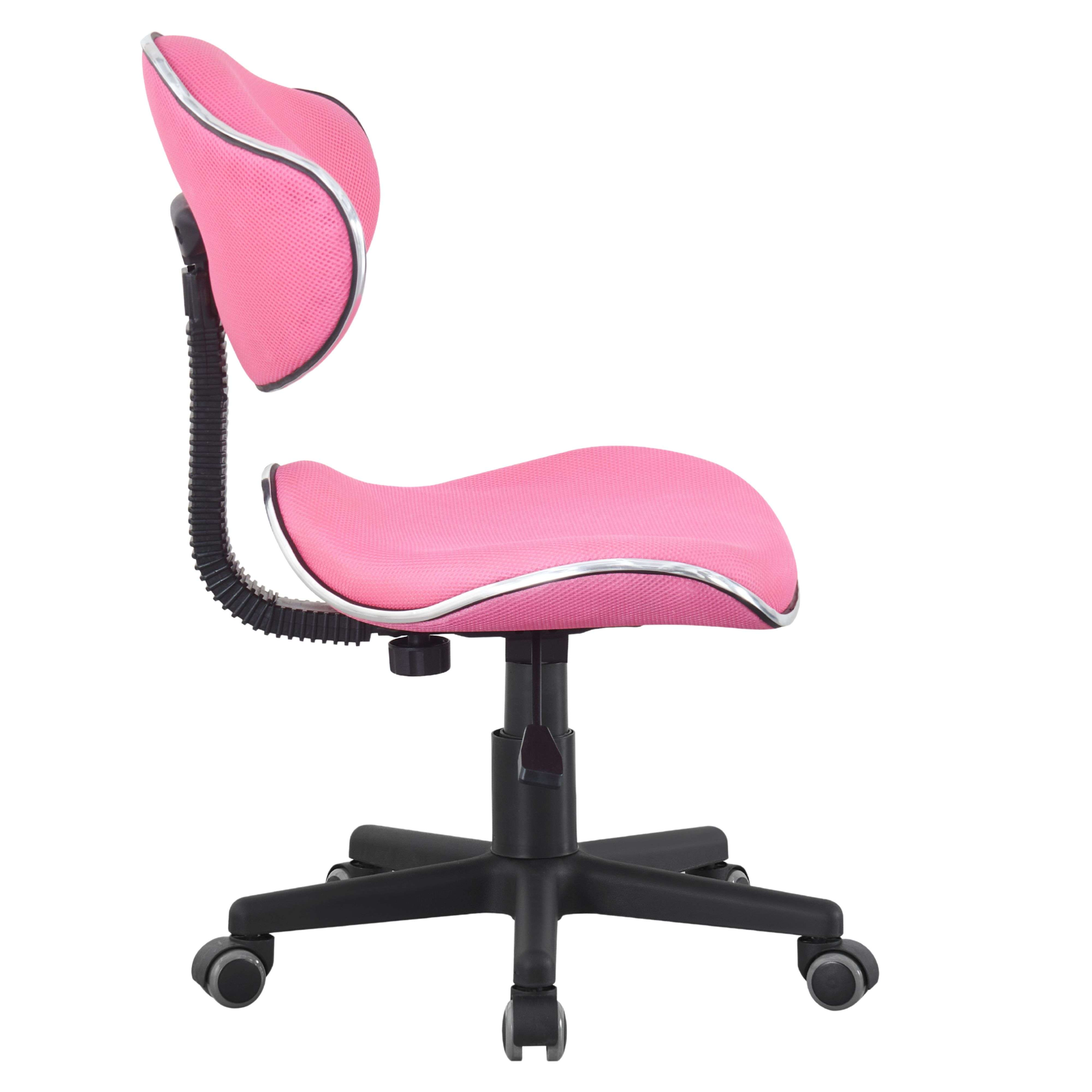 Una silla de oficina de malla rosa con ribete plateado sobre base negra.
