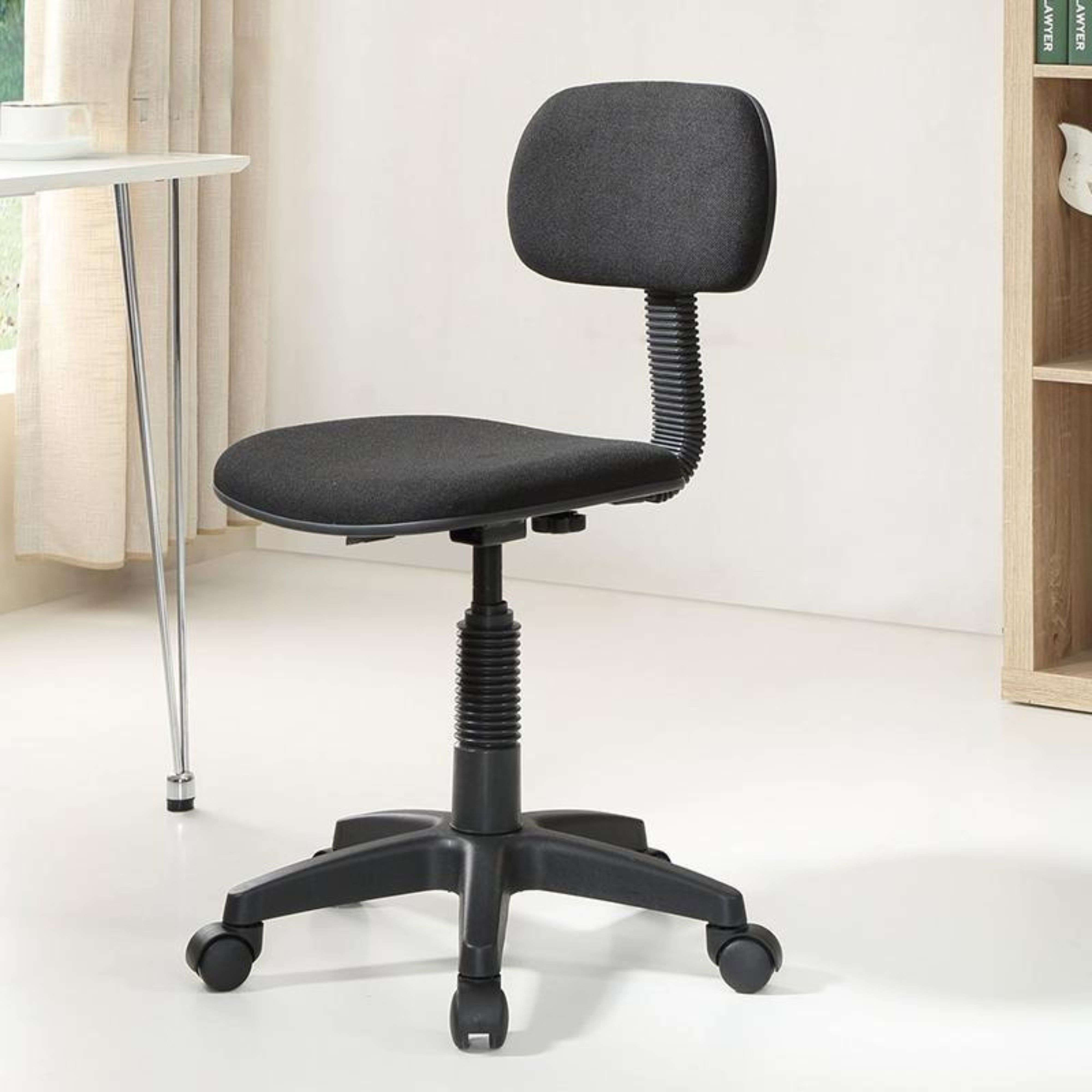 Una silla de oficina negra con ruedas se sienta junto a una mesa blanca.