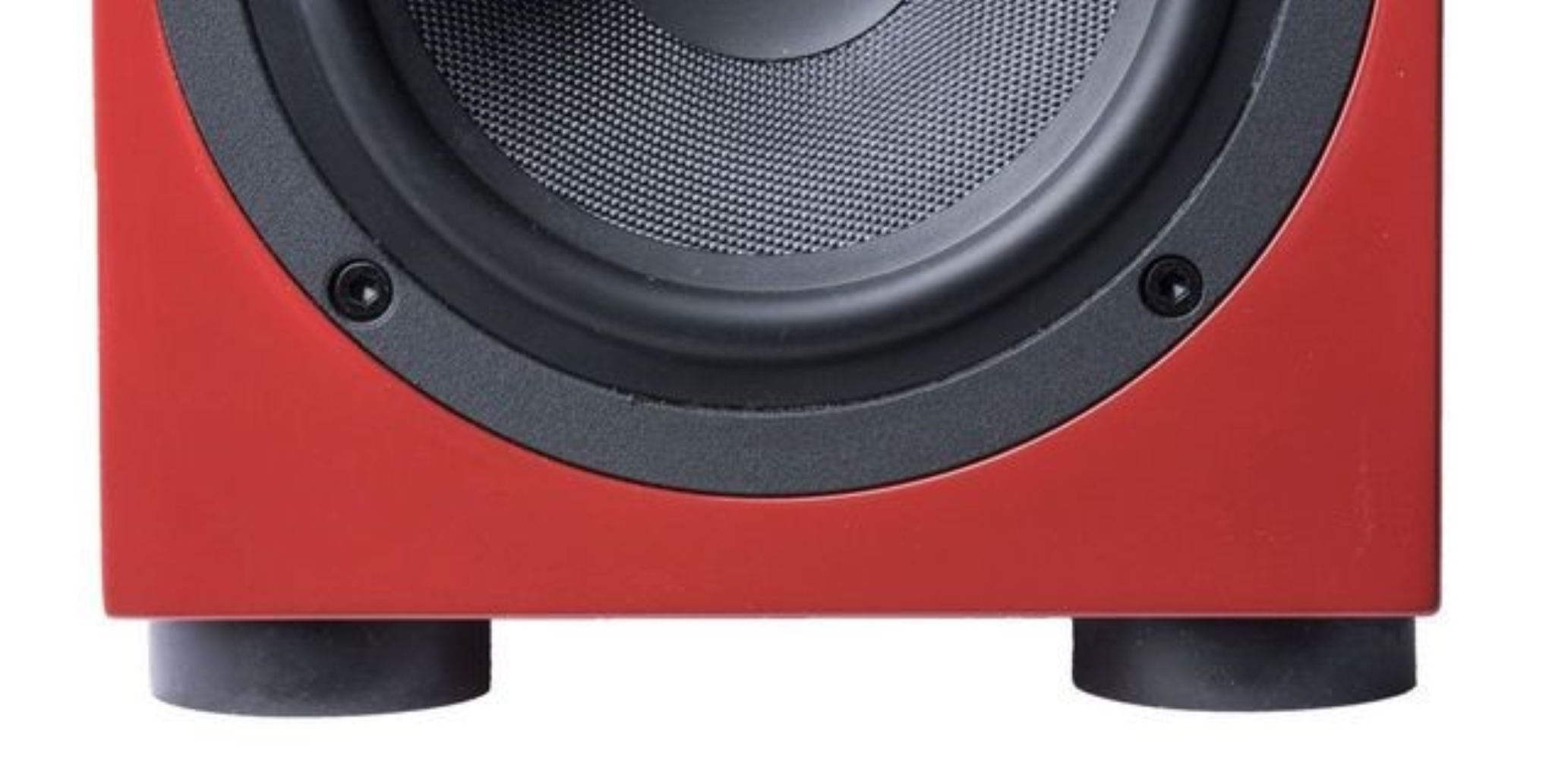 Czerwony głośnik z czarną kratką i stopkami.