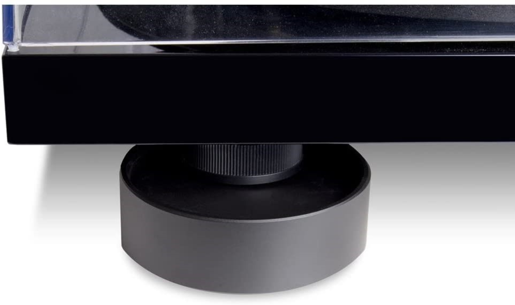 Czarna podstawa z żebrowaną środkową częścią, wspiera czarne urządzenie.