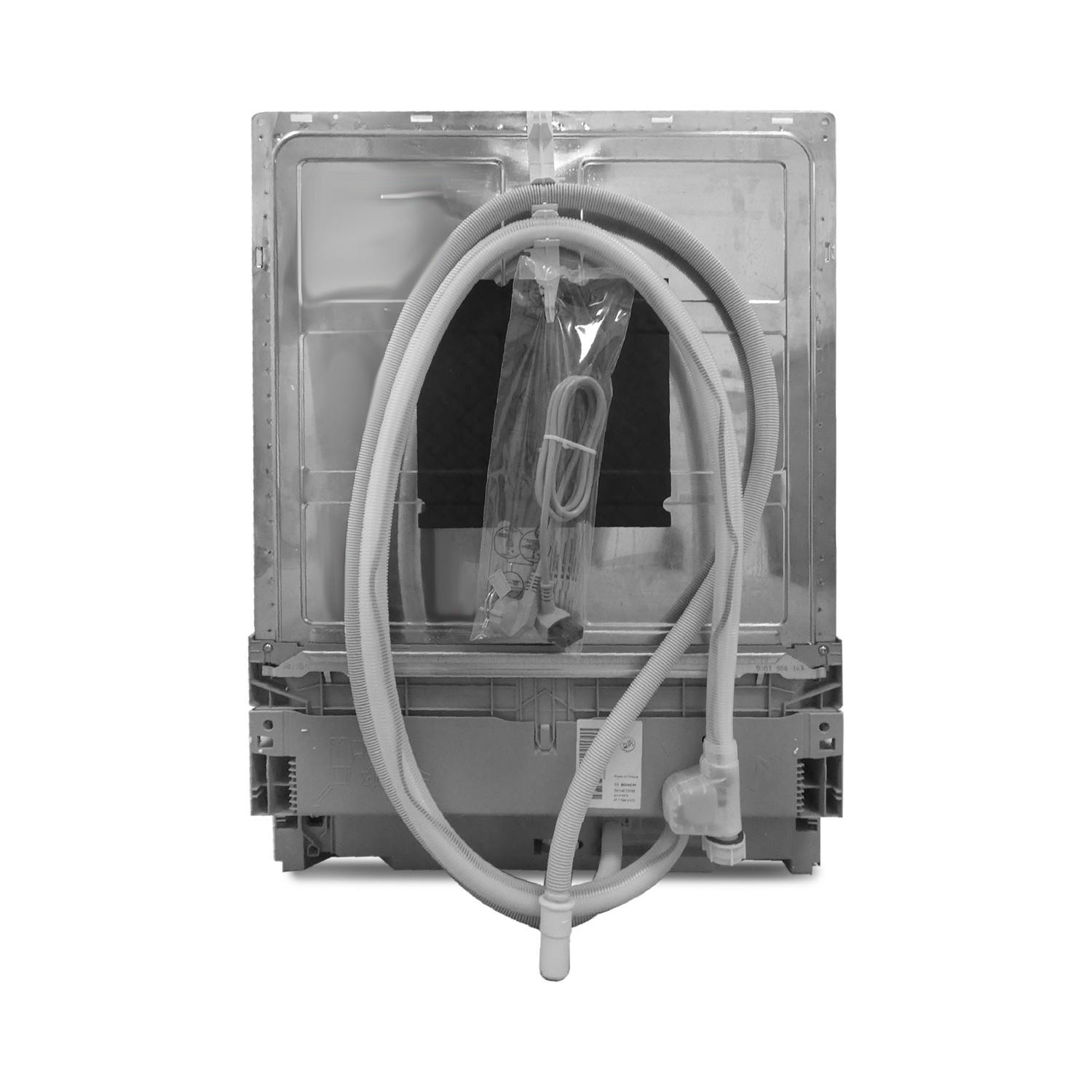 Tył zmywarki z wężami i materiałem opakowaniowym.