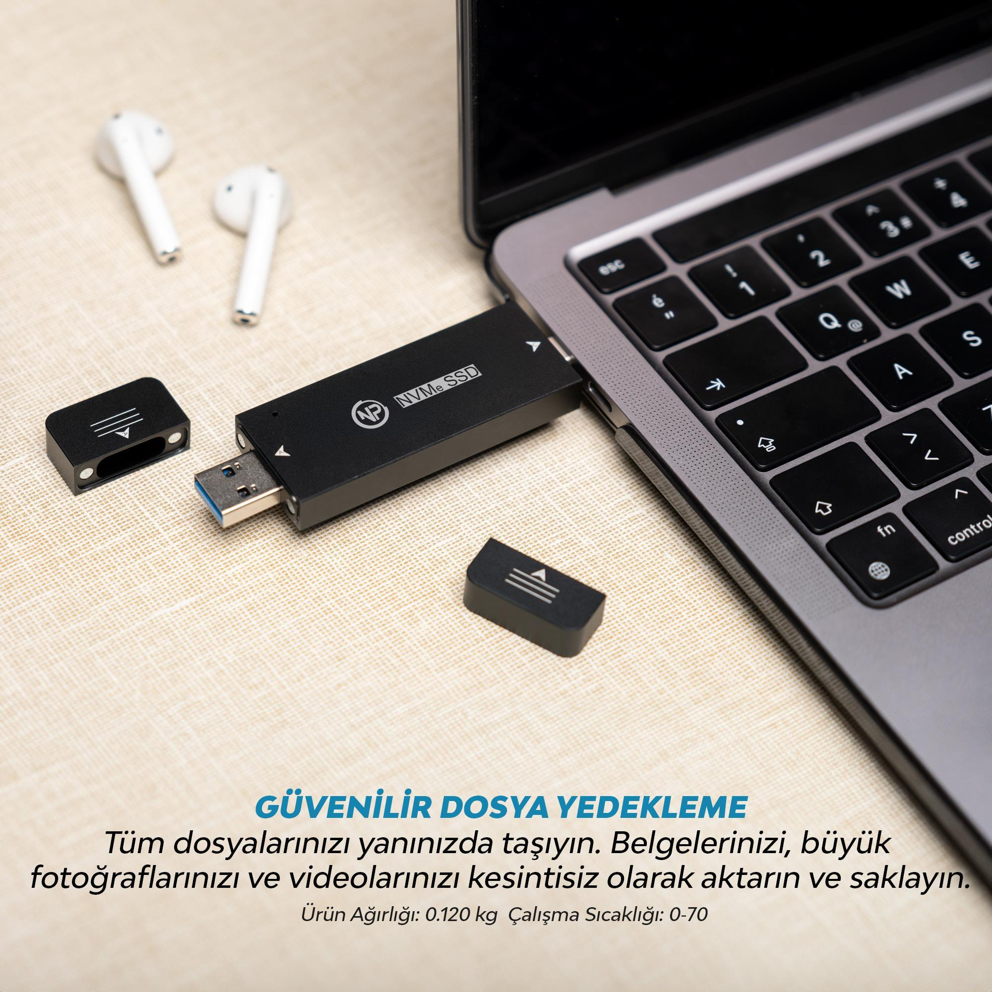 Siyah NVMe SSD yuvası bir dizüstü bilgisayara takılı. Kulaklıklar yakında.