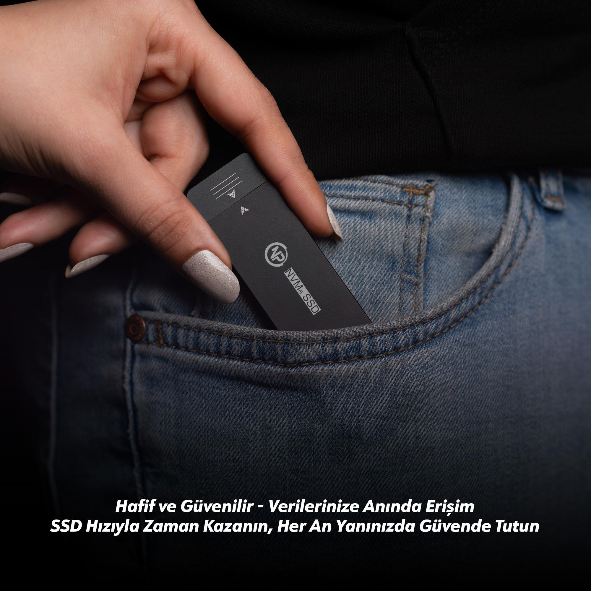 Bir el, siyah bir NVMe SSD'yi kot cepine koyuyor.