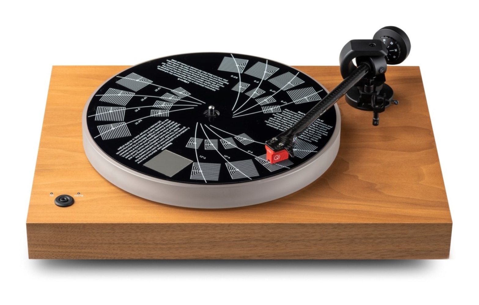 Gramofon z drewnianą podstawą, czarnym talerzem z białymi liniami i ramieniem.