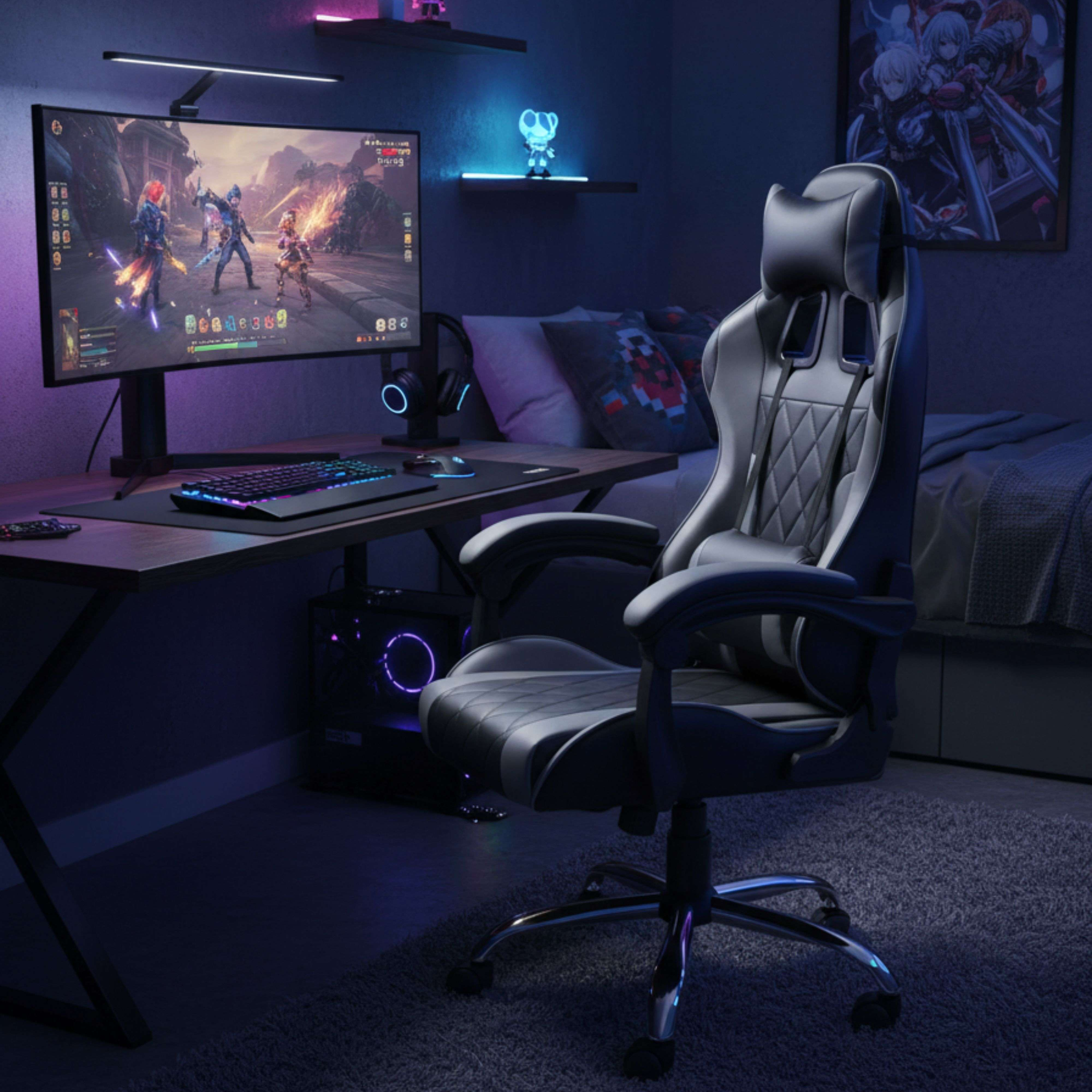 Una configuración de juego con silla, escritorio, monitor y PC en una habitación oscura.