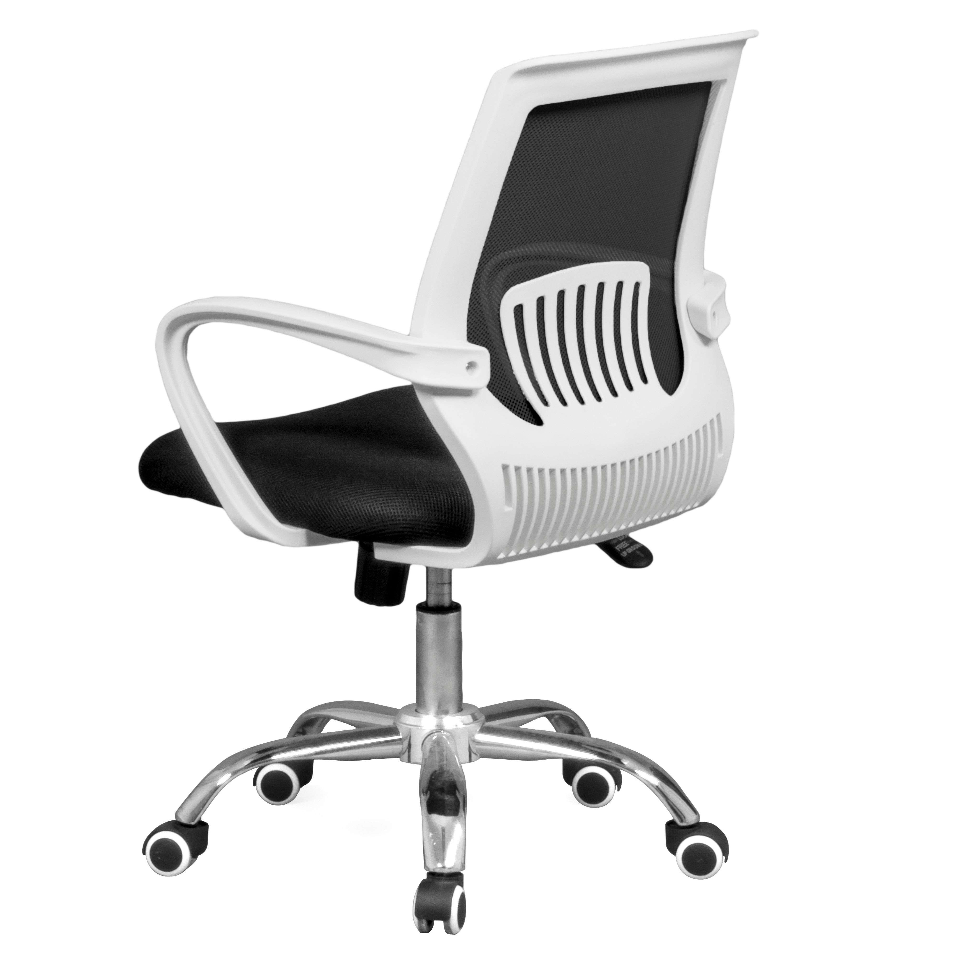 Una silla de oficina blanca con respaldo y asiento de malla negra, sobre ruedas cromadas.