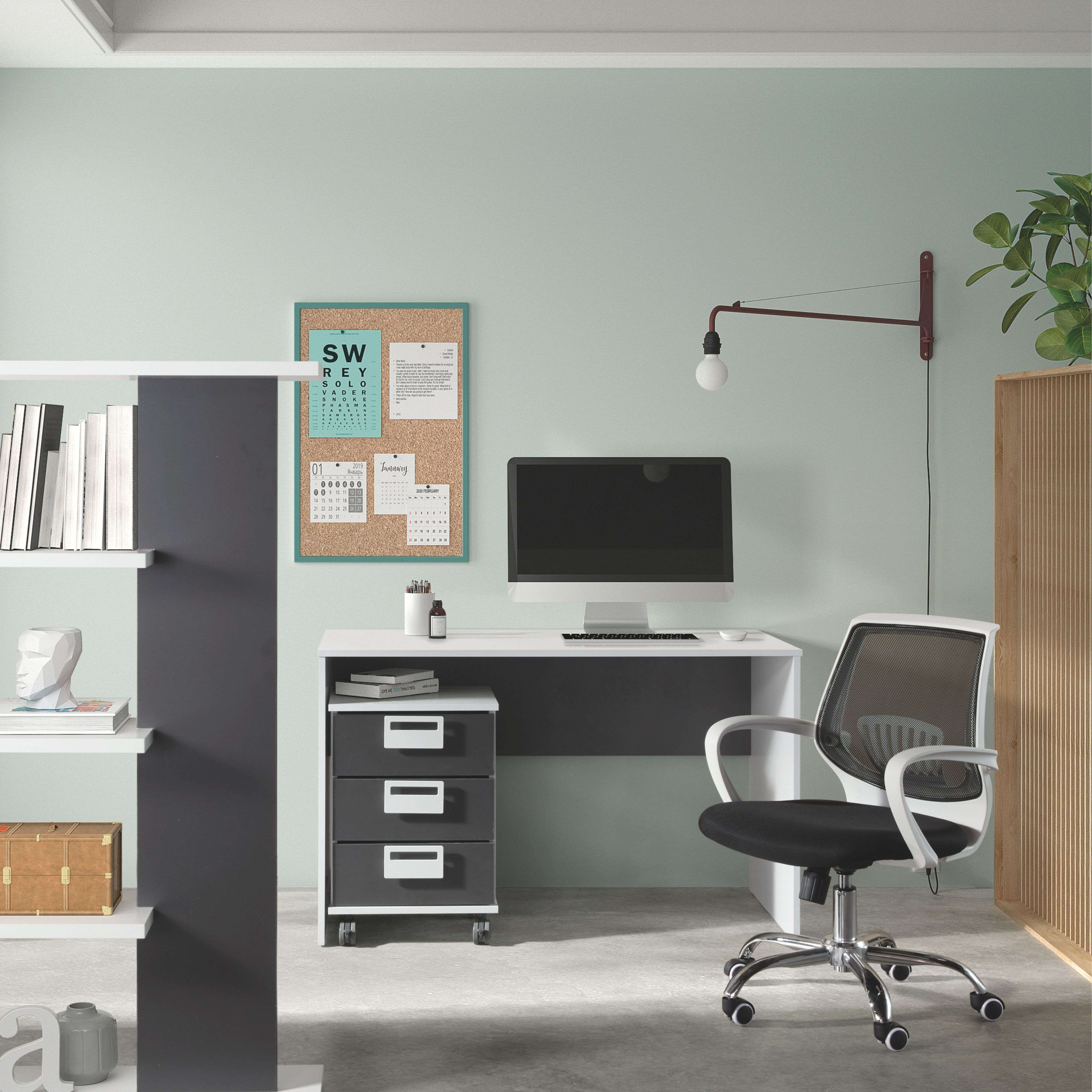 Un escritorio con computadora, cajones, silla de oficina y plantas.
