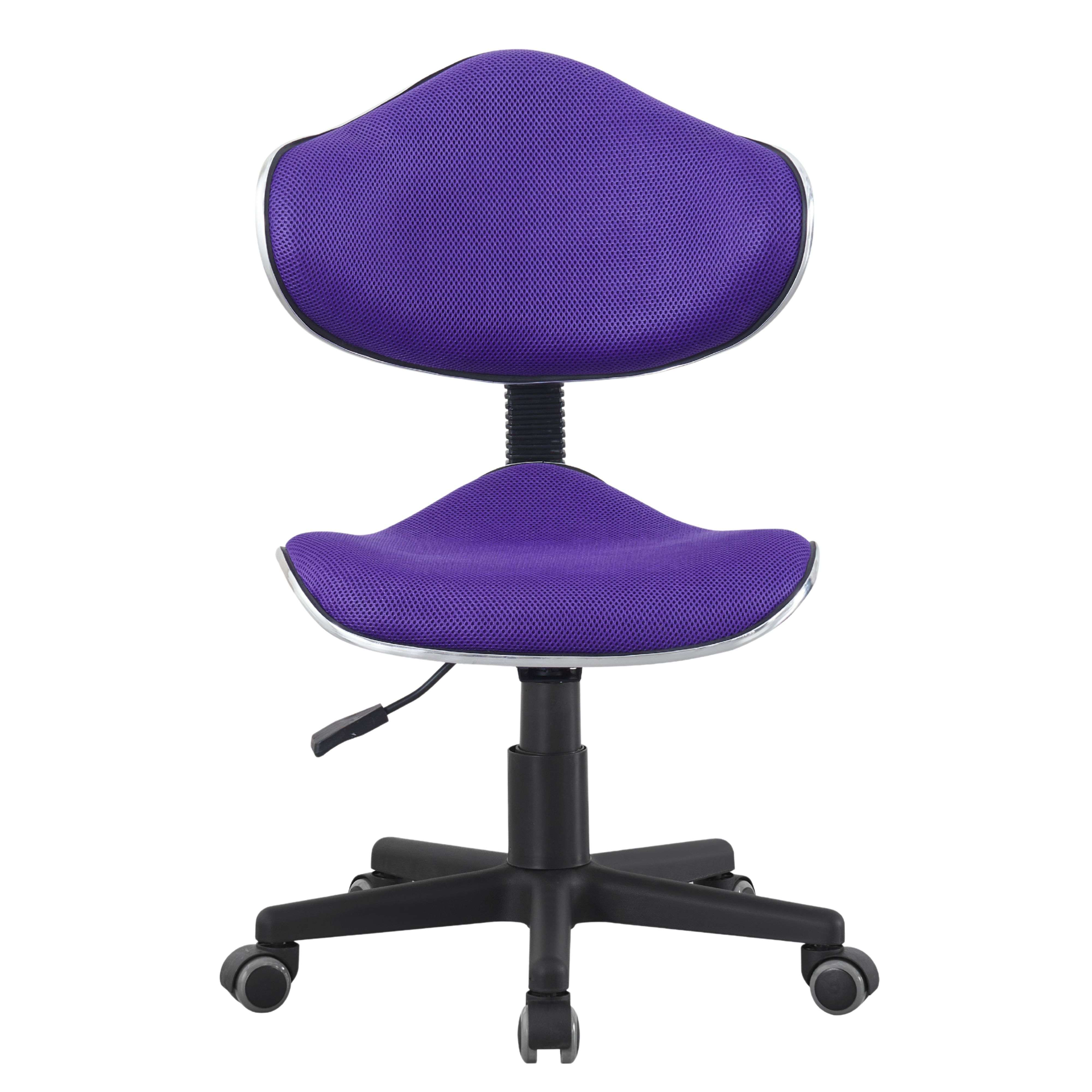 Una silla de oficina morada de malla con base de cinco radios y ruedas.