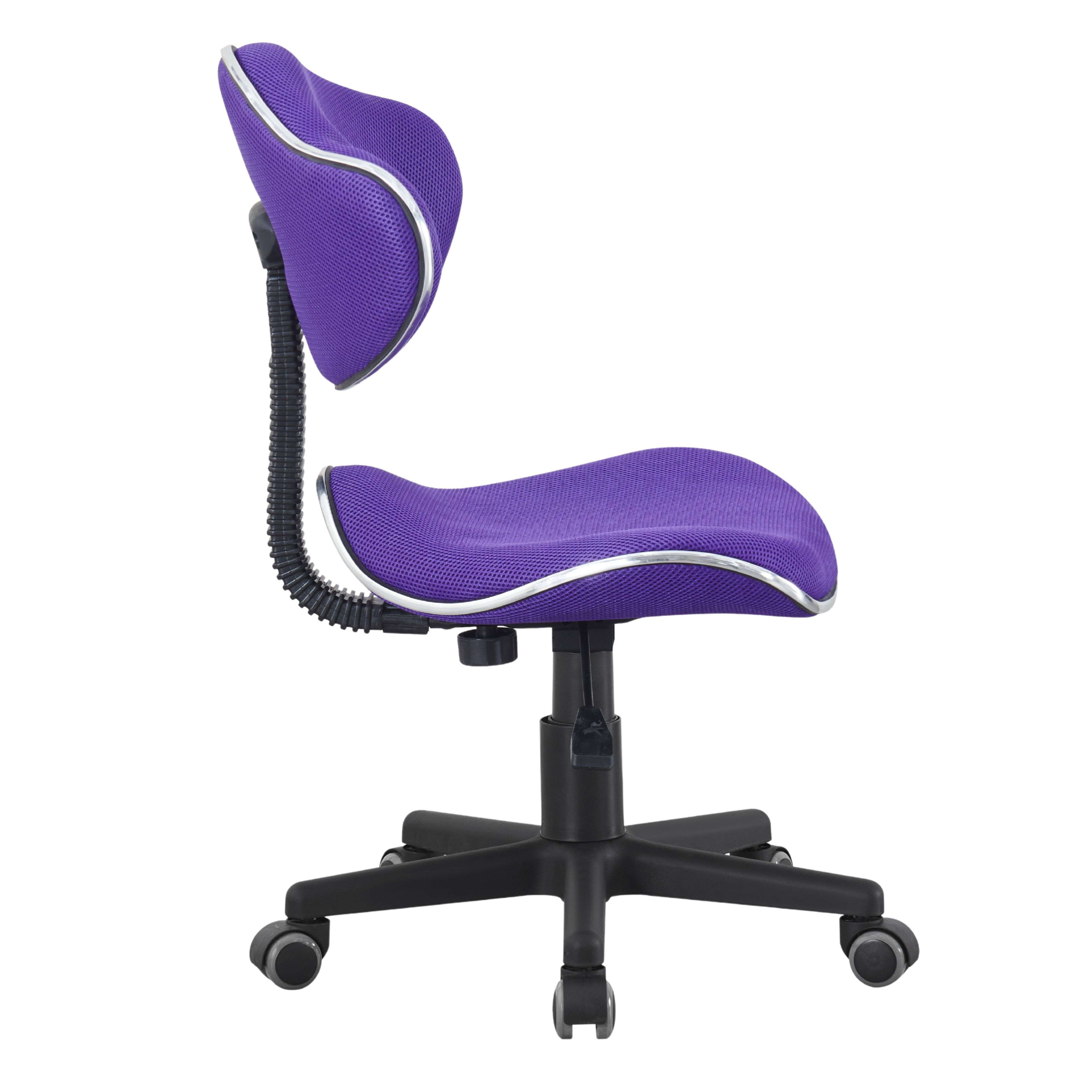 Una silla de oficina morada con ruedas sobre fondo blanco.
