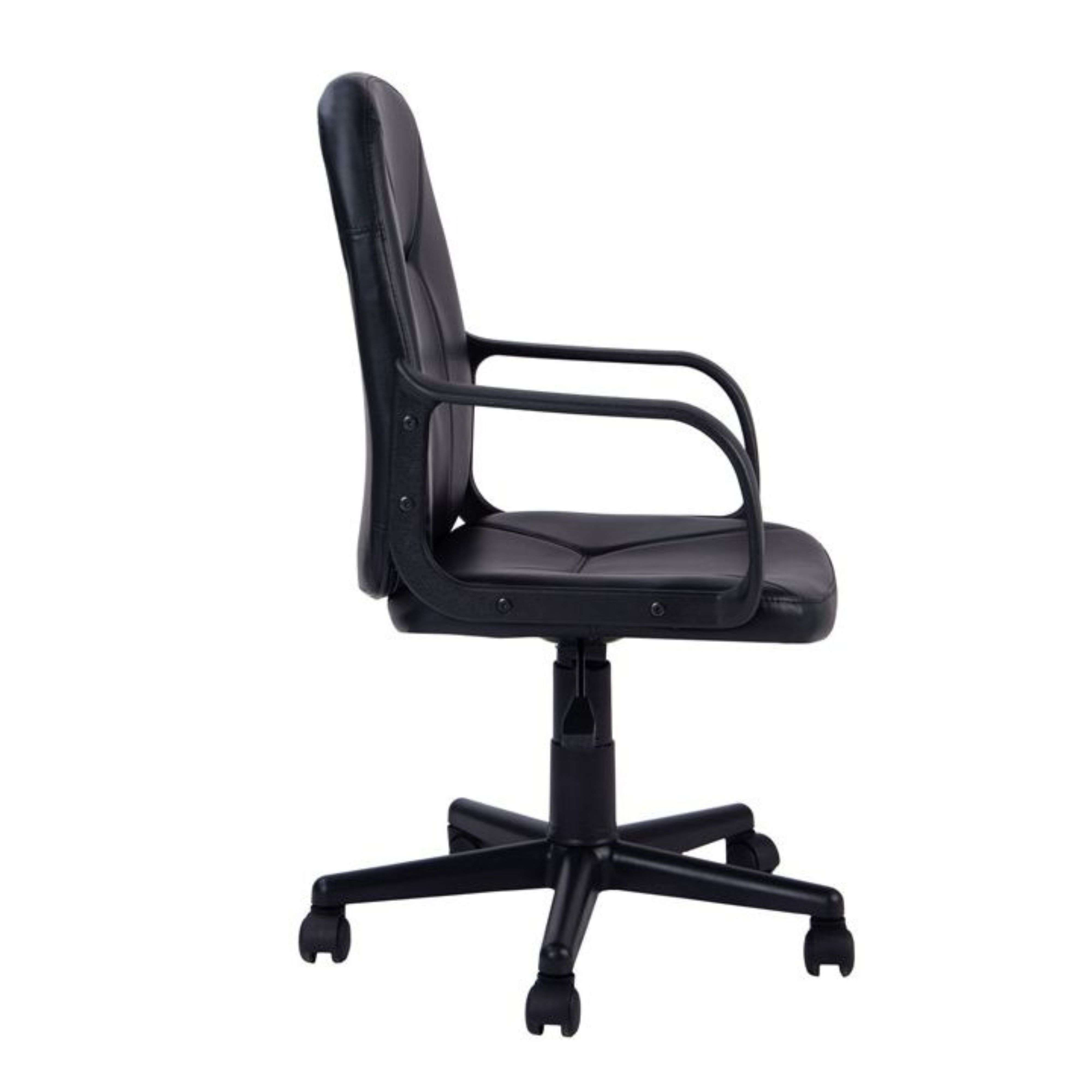 Una silla de oficina negra con ruedas, vista de lado.