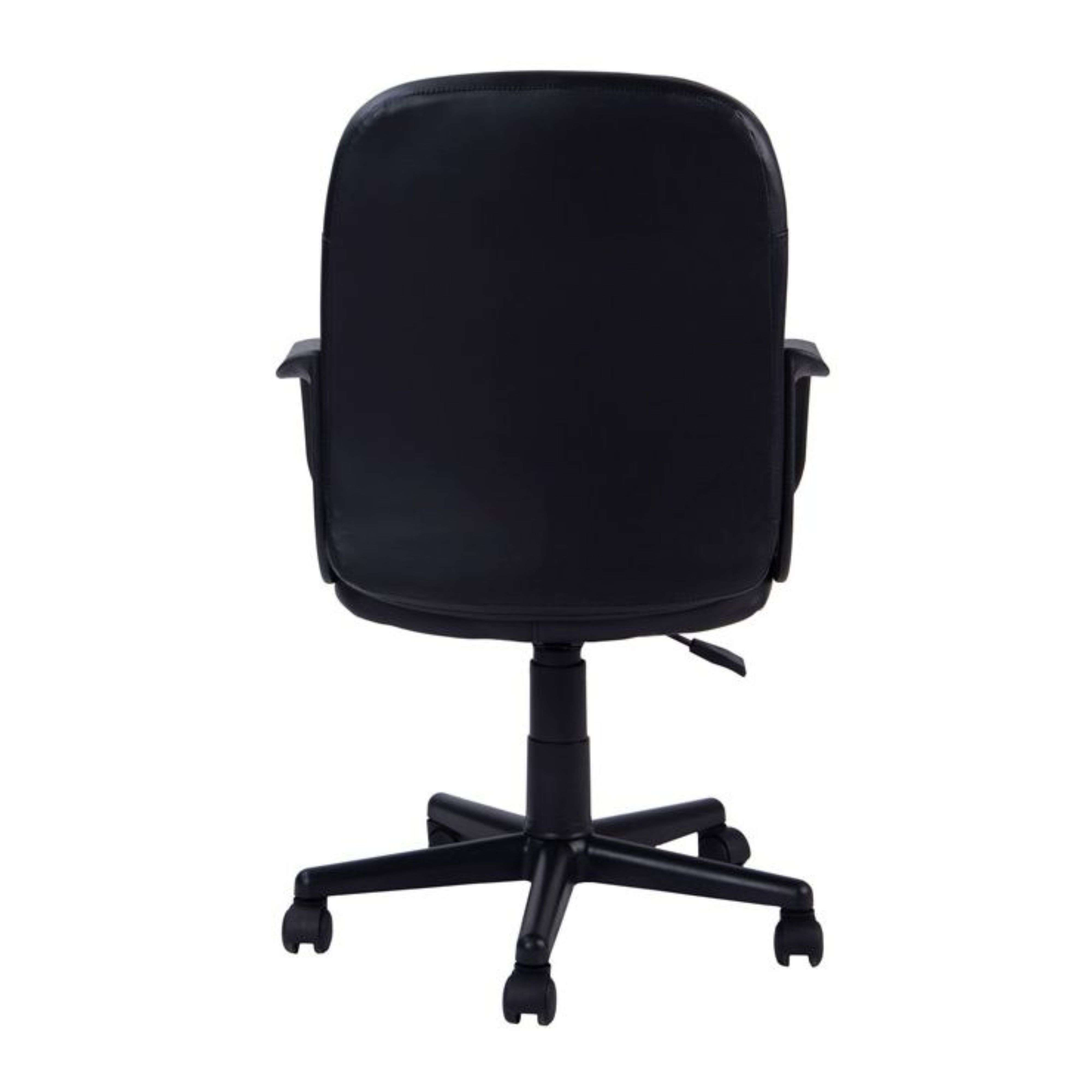 Vista trasera de una silla de oficina negra con ruedas sobre fondo blanco.