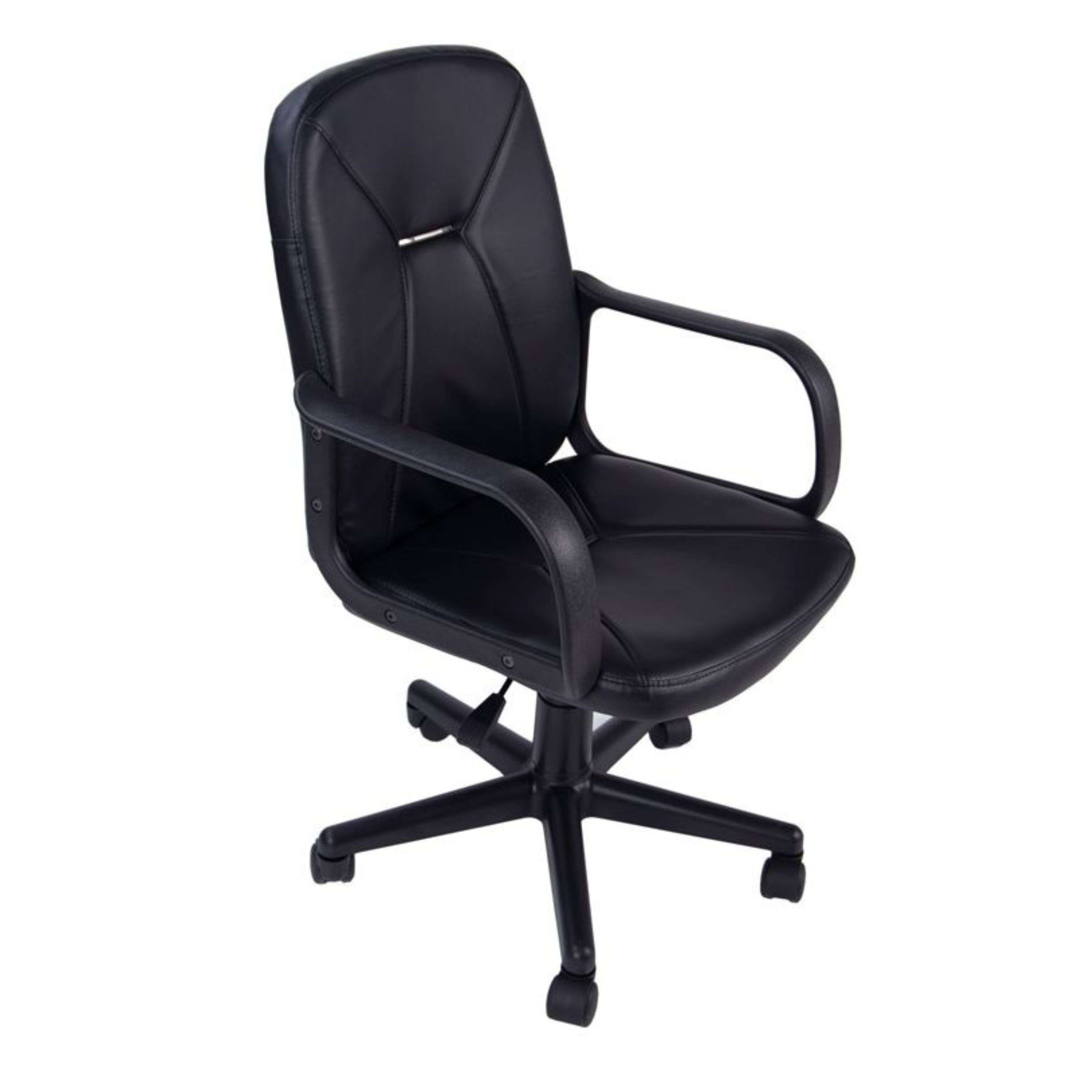 Una silla de oficina negra con reposabrazos y ruedas sobre fondo blanco.