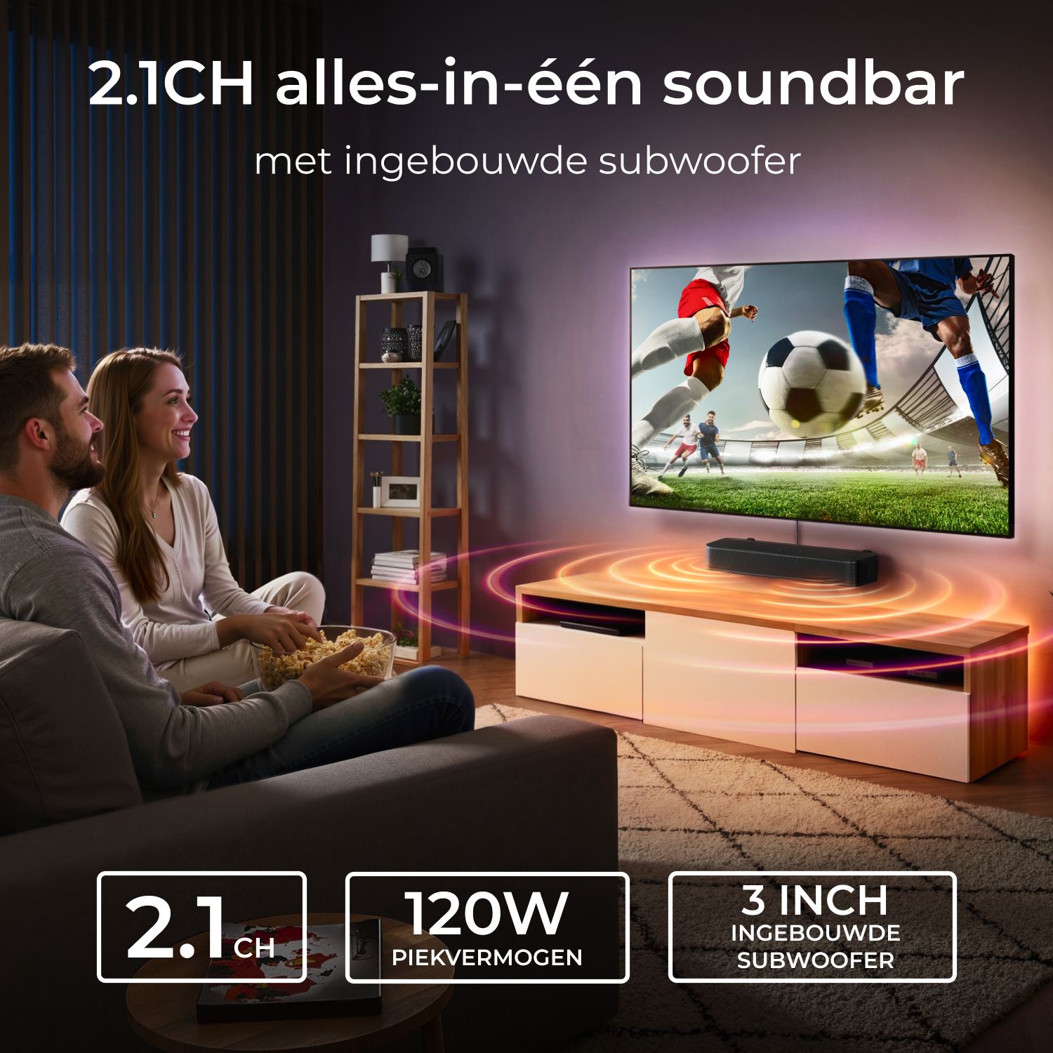 Een stel eet popcorn voor een tv met een voetbalwedstrijd.
